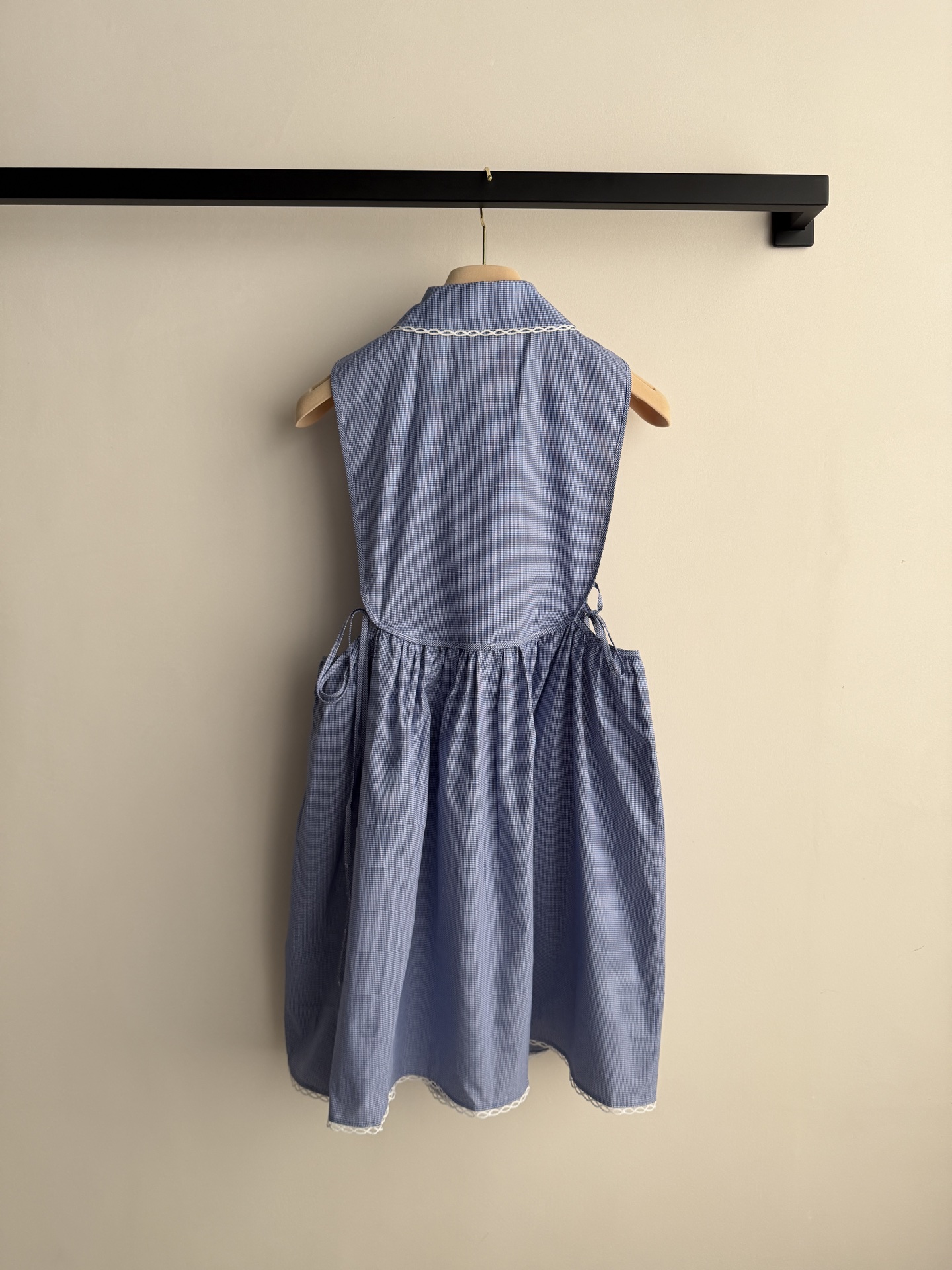Miumi* 🆕ss26全新系列 小格纹减龄实穿 蓝调娃娃领衬衫面料连衣裙 侧面镂空剪裁 用料十足 春夏