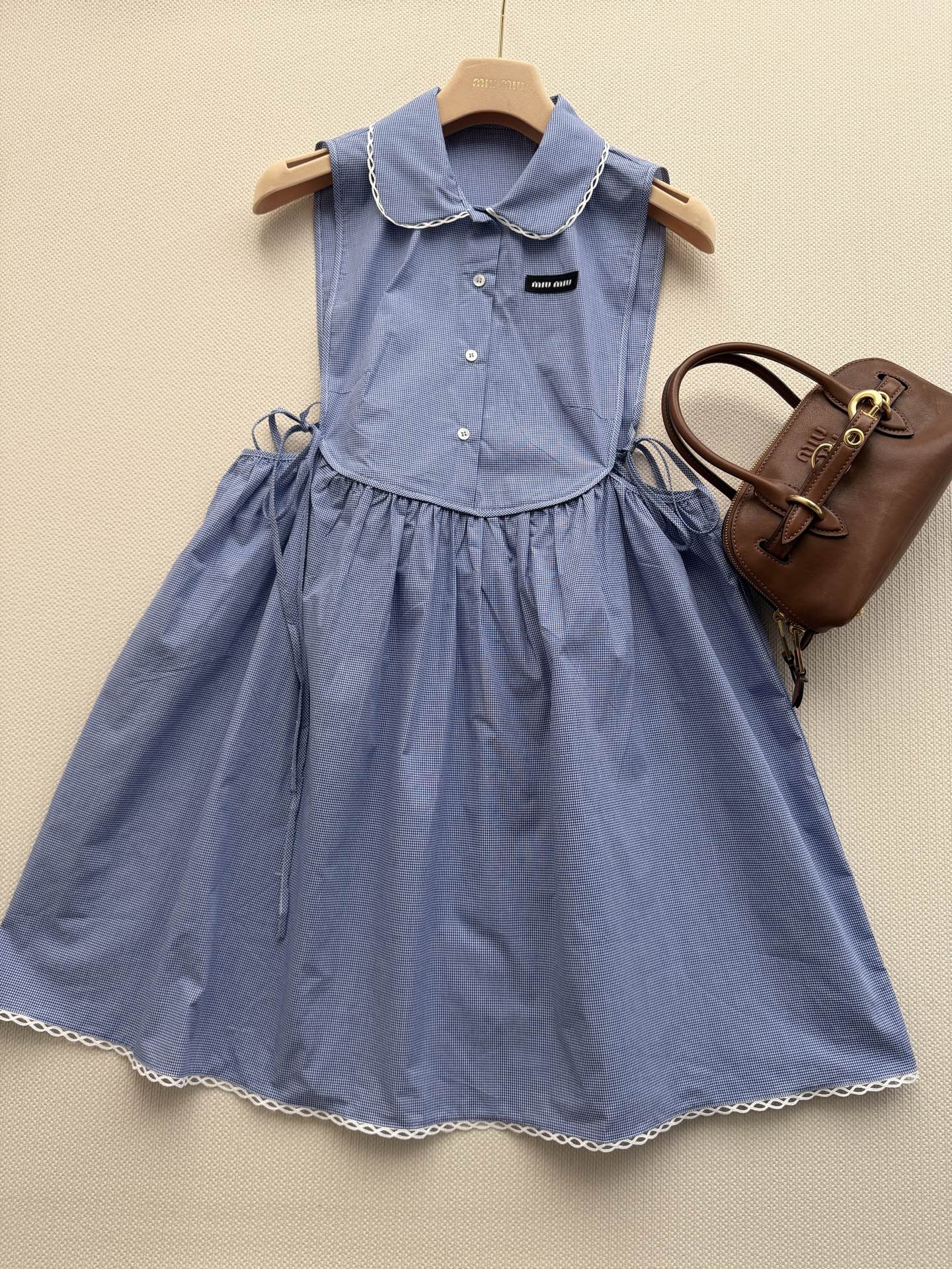 Miumi* 🆕ss26全新系列 小格纹减龄实穿 蓝调娃娃领衬衫面料连衣裙 侧面镂空剪裁 用料十足 春夏