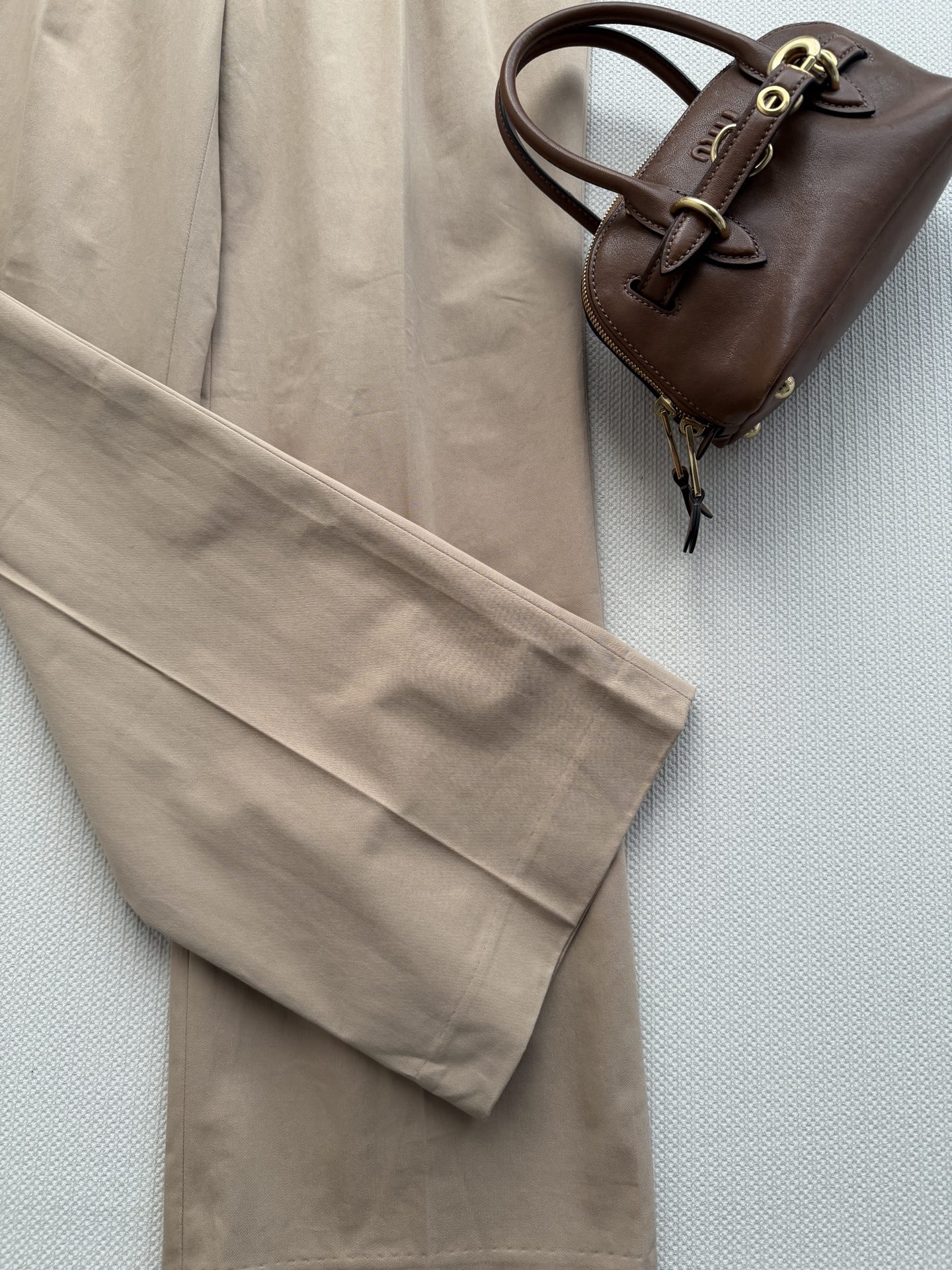 Miumi*🆕26Ss早春新款 卡其色裤丨⚠独家yb开发！顶级高版出品！设计重塑学院风。搭配腰带做点缀。