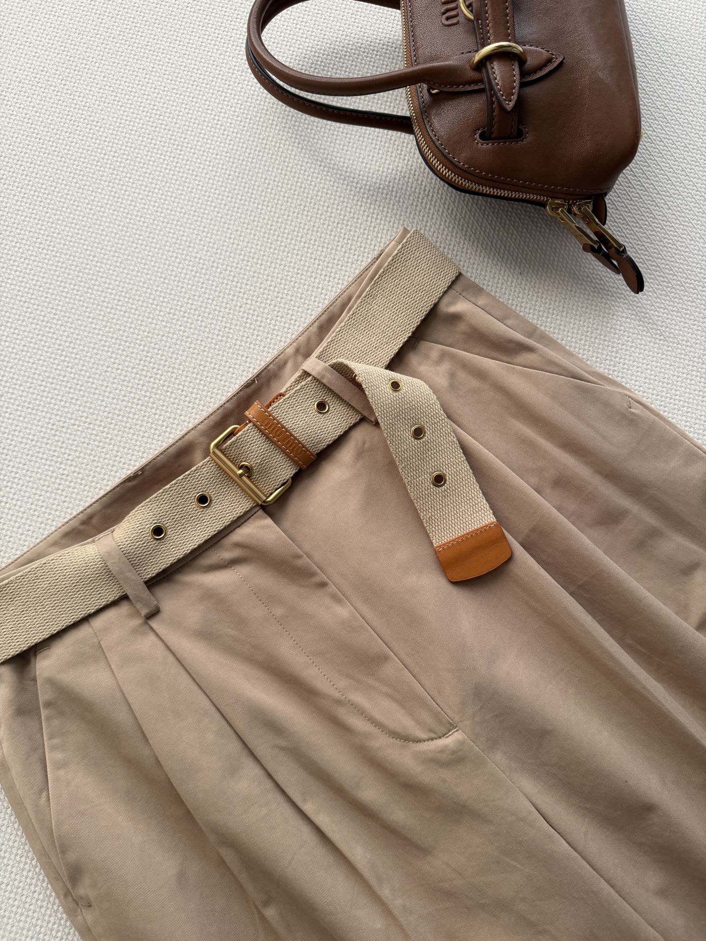 Miumi*🆕26Ss早春新款 卡其色裤丨⚠独家yb开发！顶级高版出品！设计重塑学院风。搭配腰带做点缀。