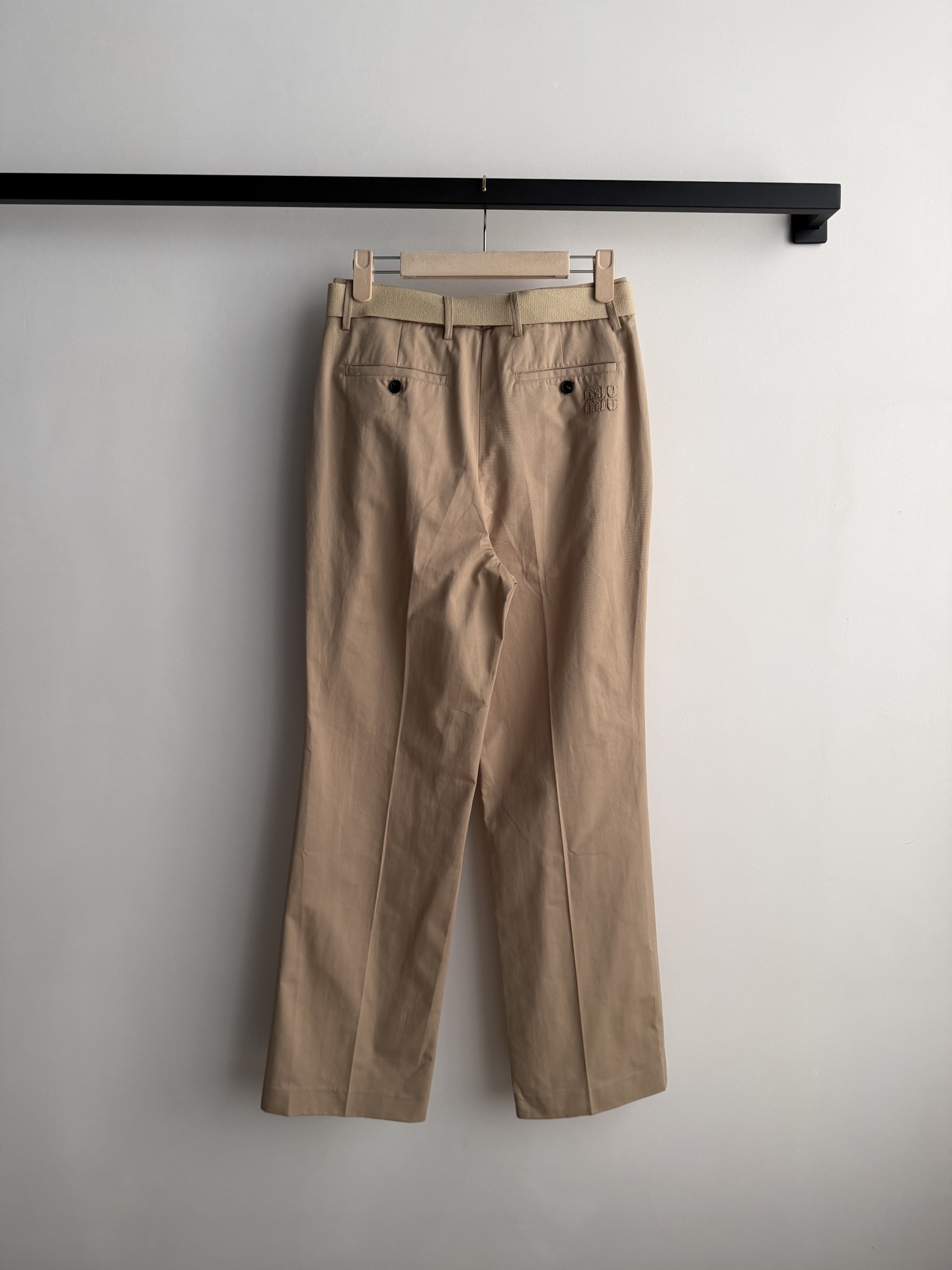 Miumi*🆕26Ss早春新款 卡其色裤丨⚠独家yb开发！顶级高版出品！设计重塑学院风。搭配腰带做点缀。