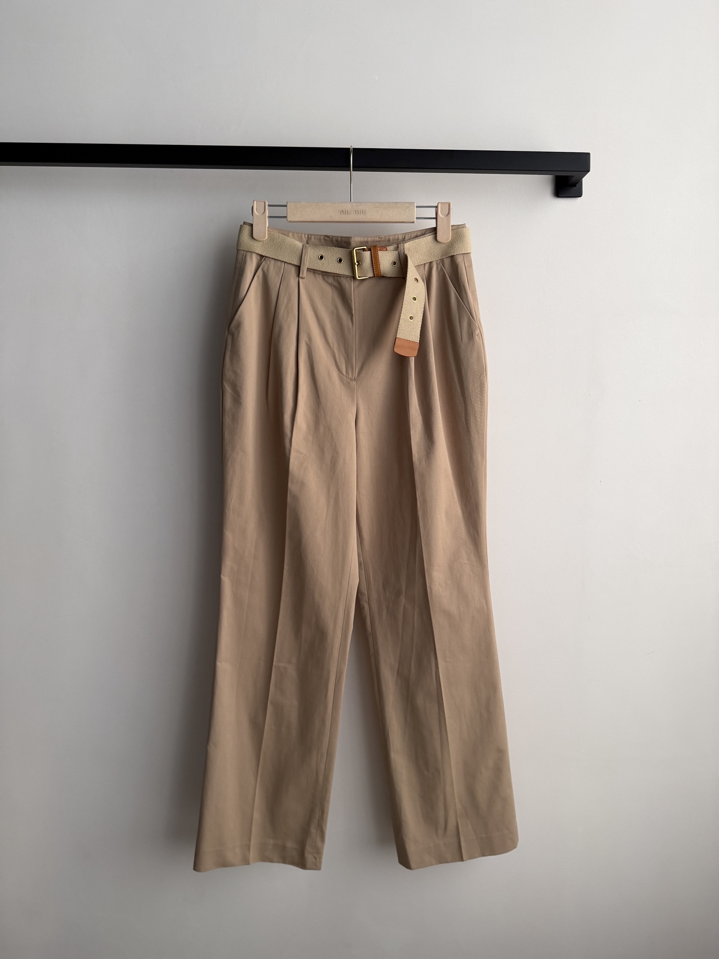Miumi*🆕26Ss早春新款 卡其色裤丨⚠独家yb开发！顶级高版出品！设计重塑学院风。搭配腰带做点缀。