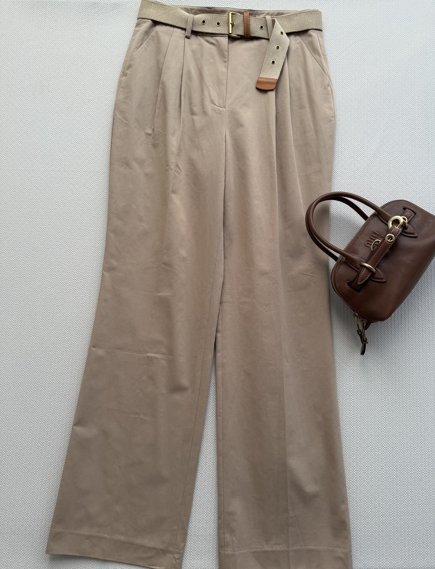 Miumi*🆕26Ss早春新款 卡其色裤丨⚠独家yb开发！顶级高版出品！设计重塑学院风。搭配腰带做点缀。