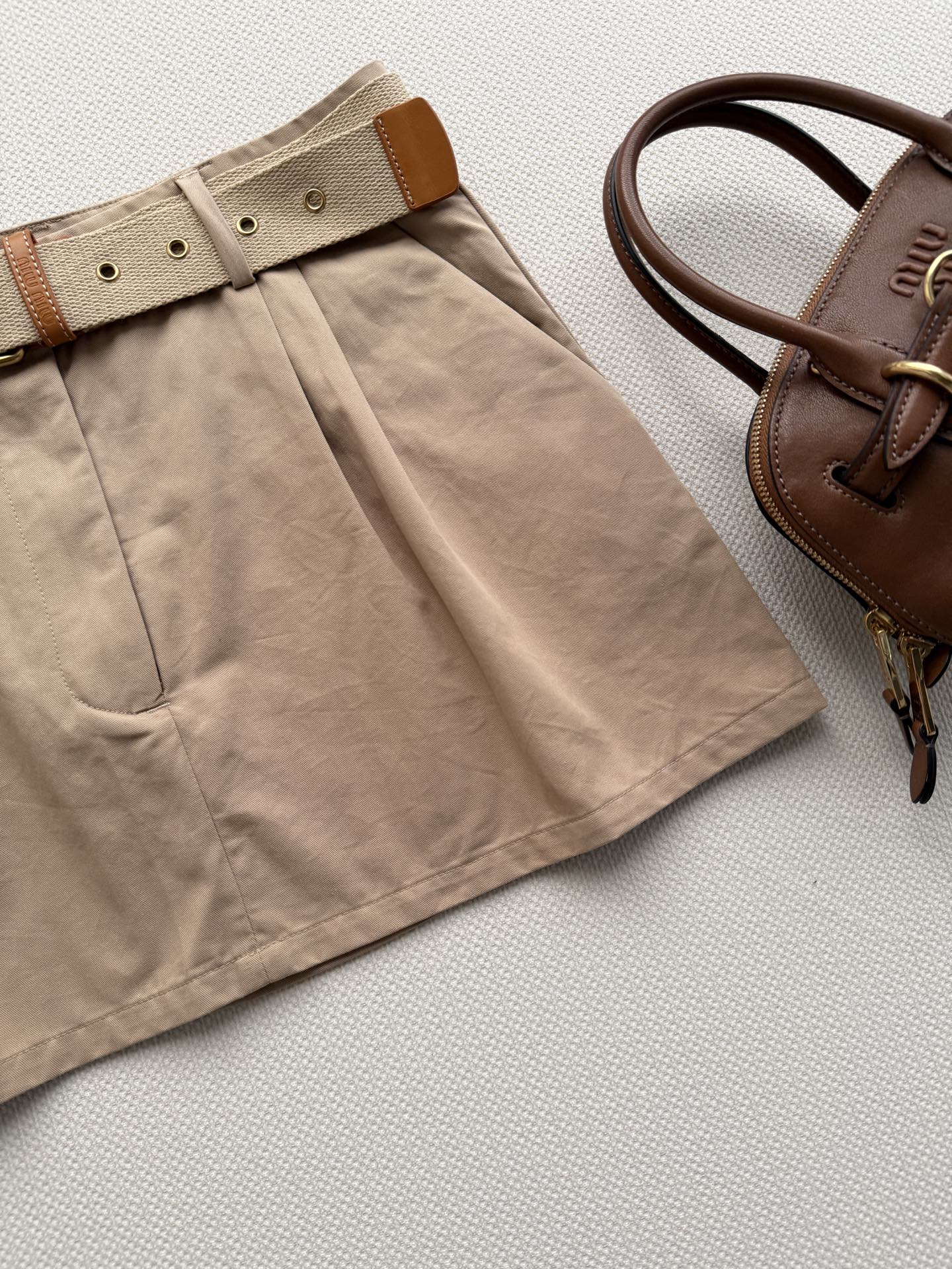 Miumi* 🆕26Ss早春新款 卡其色迷你半裙丨⚠独家yb开发！顶级高版出品！设计重塑学院风。搭配腰带