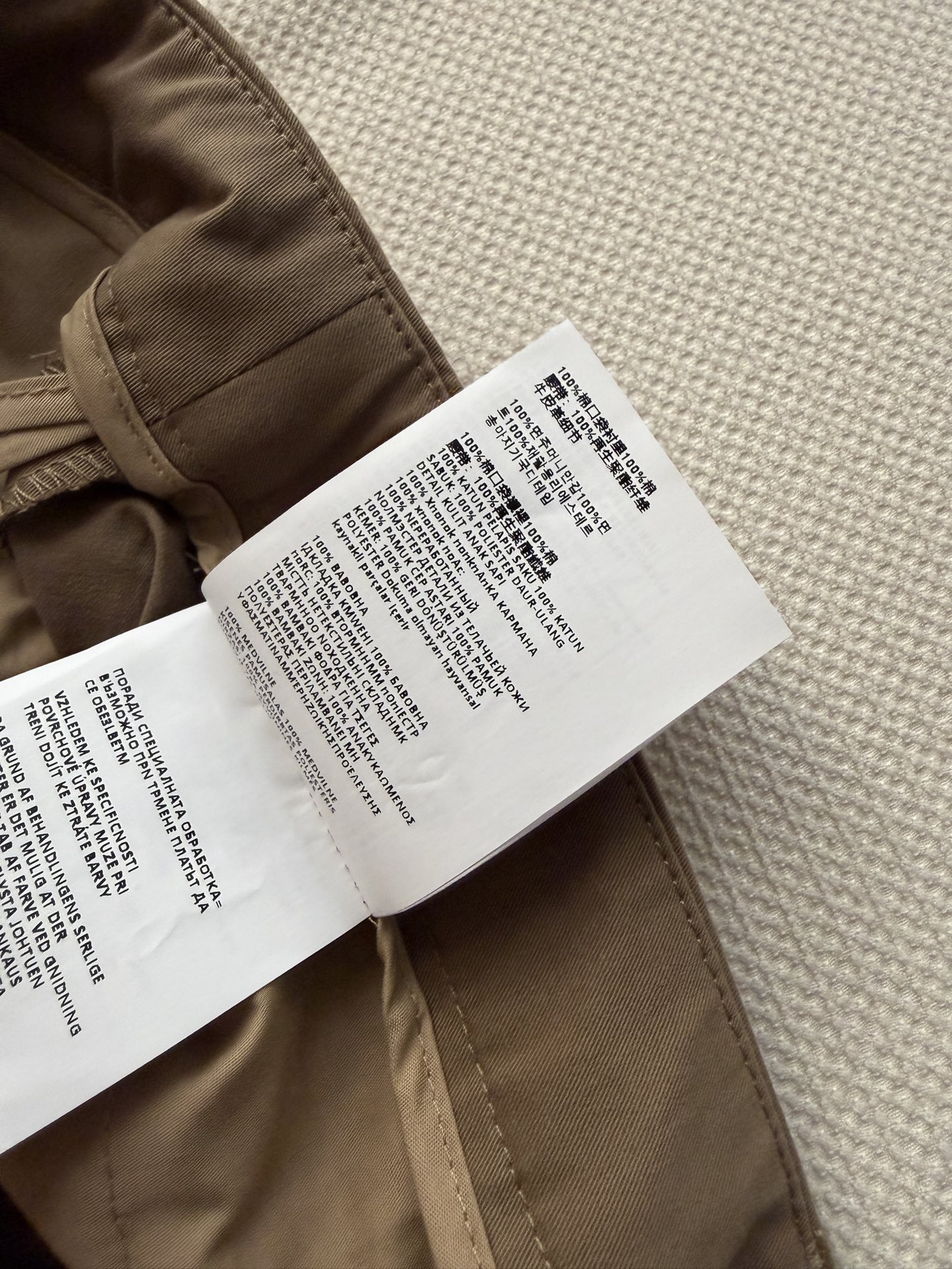 Miumi*🆕26新款工装短裤，自带松弛感的卡其色工装短裤🟤细腻格纹肌理+高腰压褶设计，，侧边大口袋增添