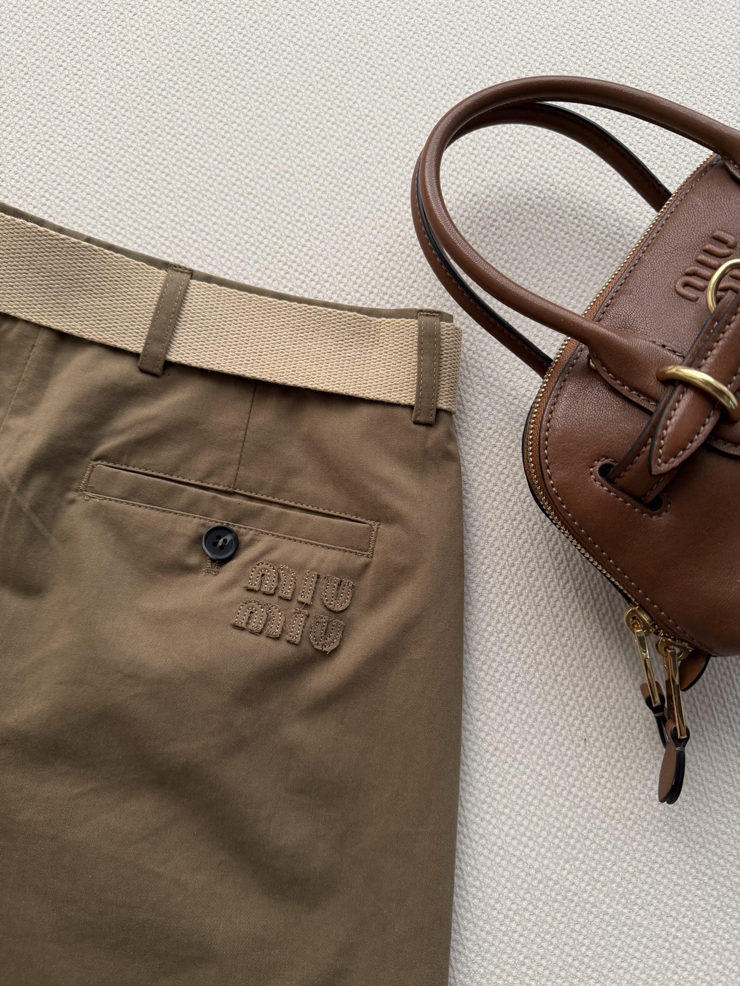 Miumi*🆕26新款工装短裤，自带松弛感的卡其色工装短裤🟤细腻格纹肌理+高腰压褶设计，，侧边大口袋增添