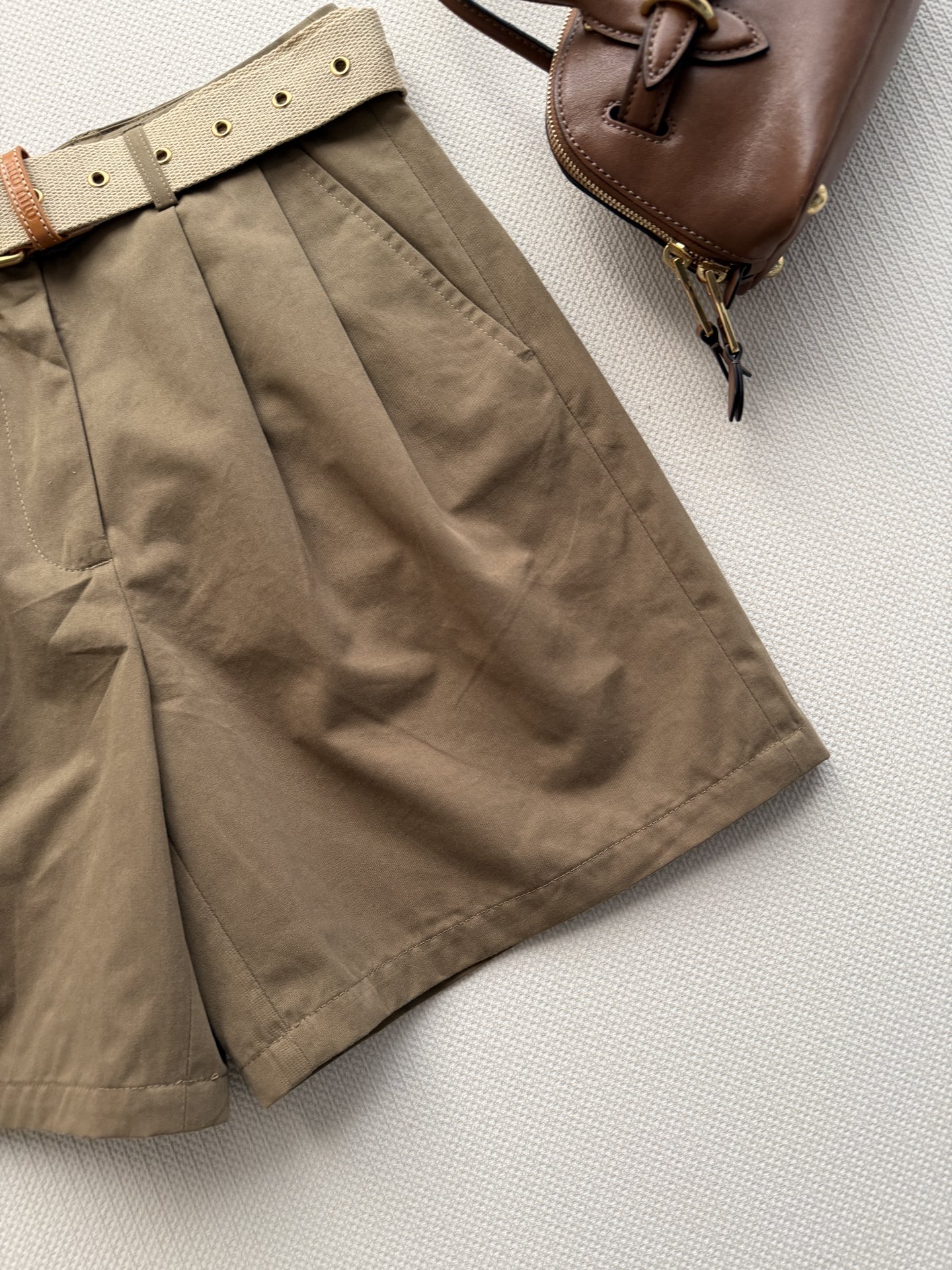 Miumi*🆕26新款工装短裤，自带松弛感的卡其色工装短裤🟤细腻格纹肌理+高腰压褶设计，，侧边大口袋增添