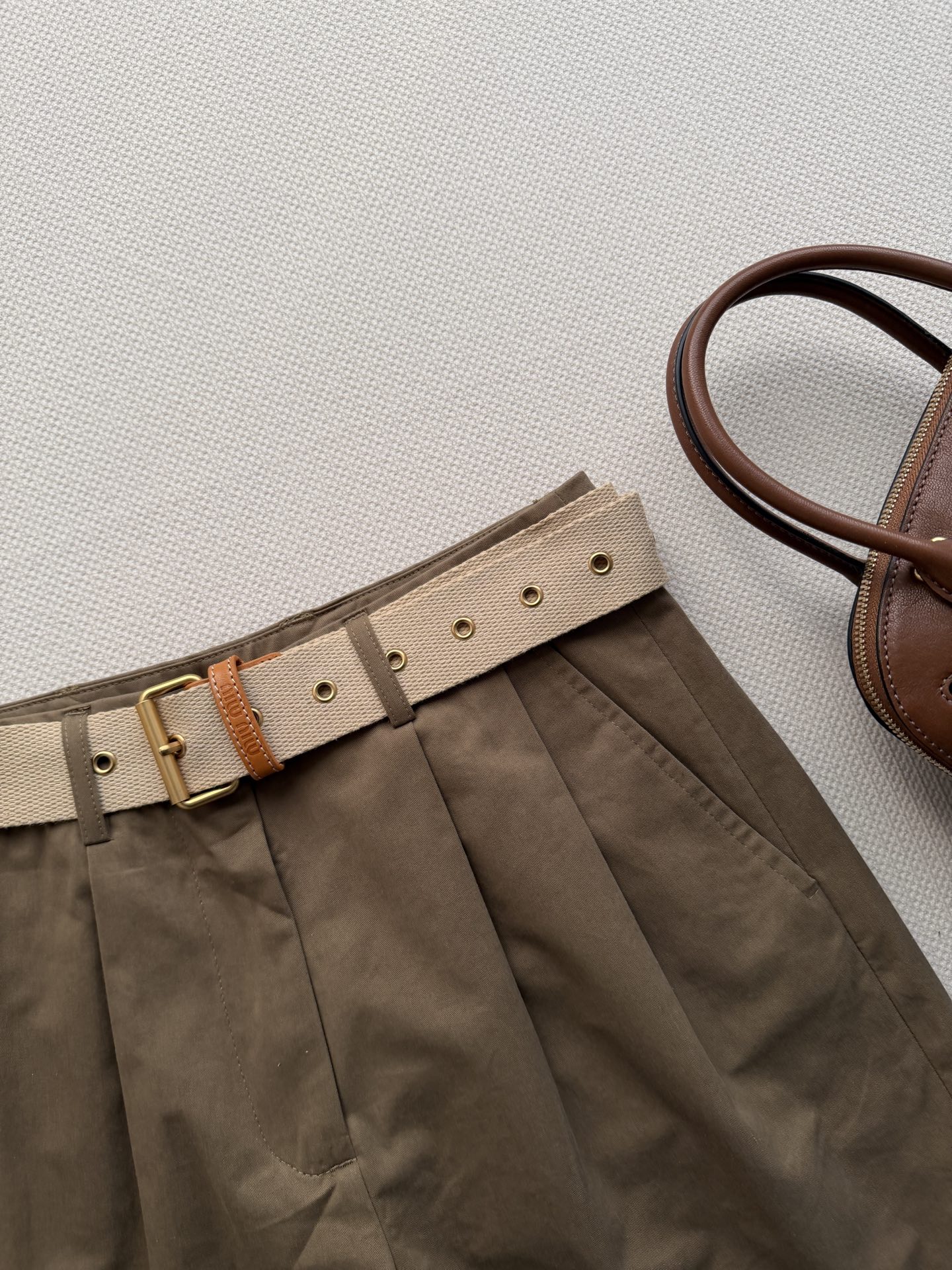 Miumi*🆕26新款工装短裤，自带松弛感的卡其色工装短裤🟤细腻格纹肌理+高腰压褶设计，，侧边大口袋增添