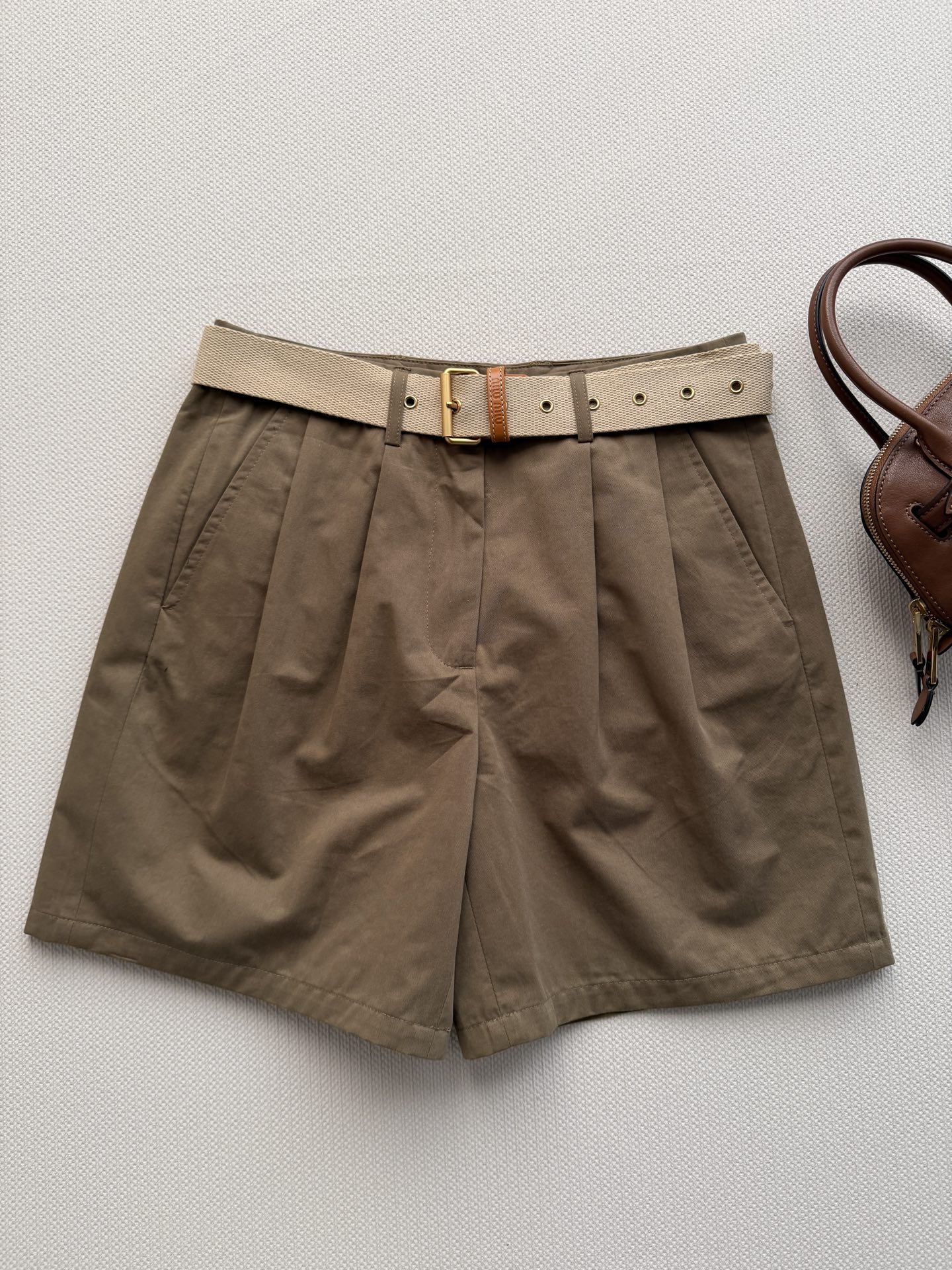 Miumi*🆕26新款工装短裤，自带松弛感的卡其色工装短裤🟤细腻格纹肌理+高腰压褶设计，，侧边大口袋增添