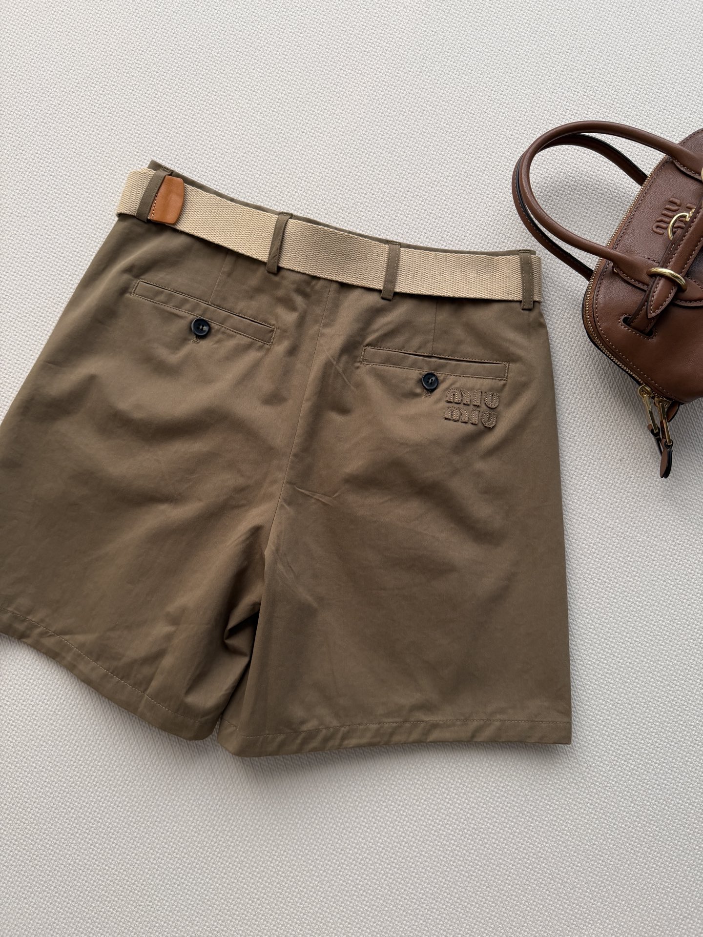 Miumi*🆕26新款工装短裤，自带松弛感的卡其色工装短裤🟤细腻格纹肌理+高腰压褶设计，，侧边大口袋增添