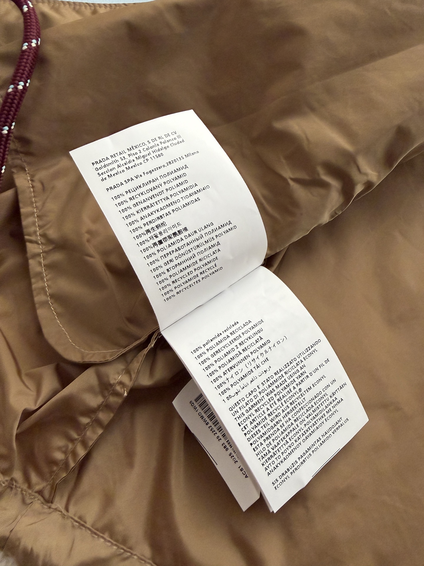 𝗣𝗿𝗮𝗱*🆕26new 撞色翻领复古尼龙棒球夹克外套 棕黄色尼龙面料轻便有光泽，酒红罗纹翻领+下摆撞色条