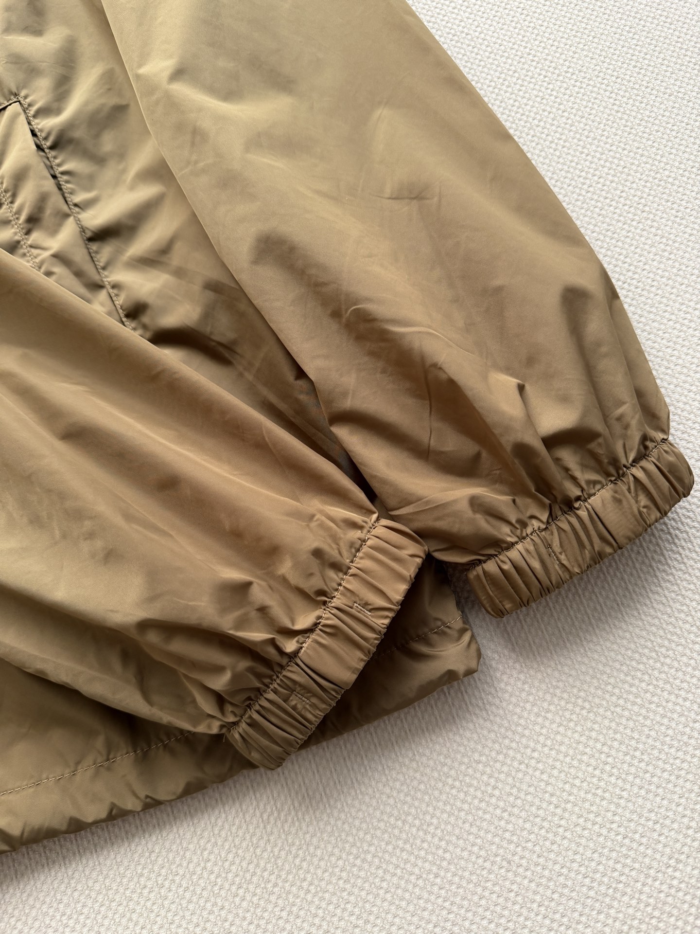 𝗣𝗿𝗮𝗱*🆕26new 撞色翻领复古尼龙棒球夹克外套 棕黄色尼龙面料轻便有光泽，酒红罗纹翻领+下摆撞色条