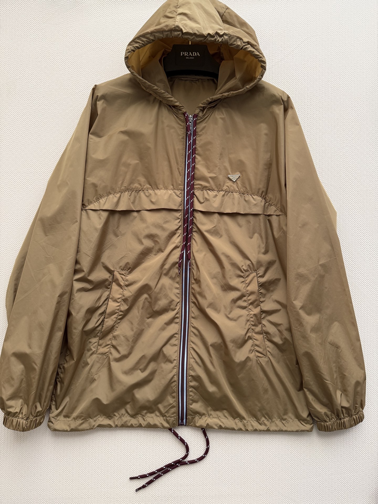 𝗣𝗿𝗮𝗱*🆕26new 撞色翻领复古尼龙棒球夹克外套 棕黄色尼龙面料轻便有光泽，酒红罗纹翻领+下摆撞色条