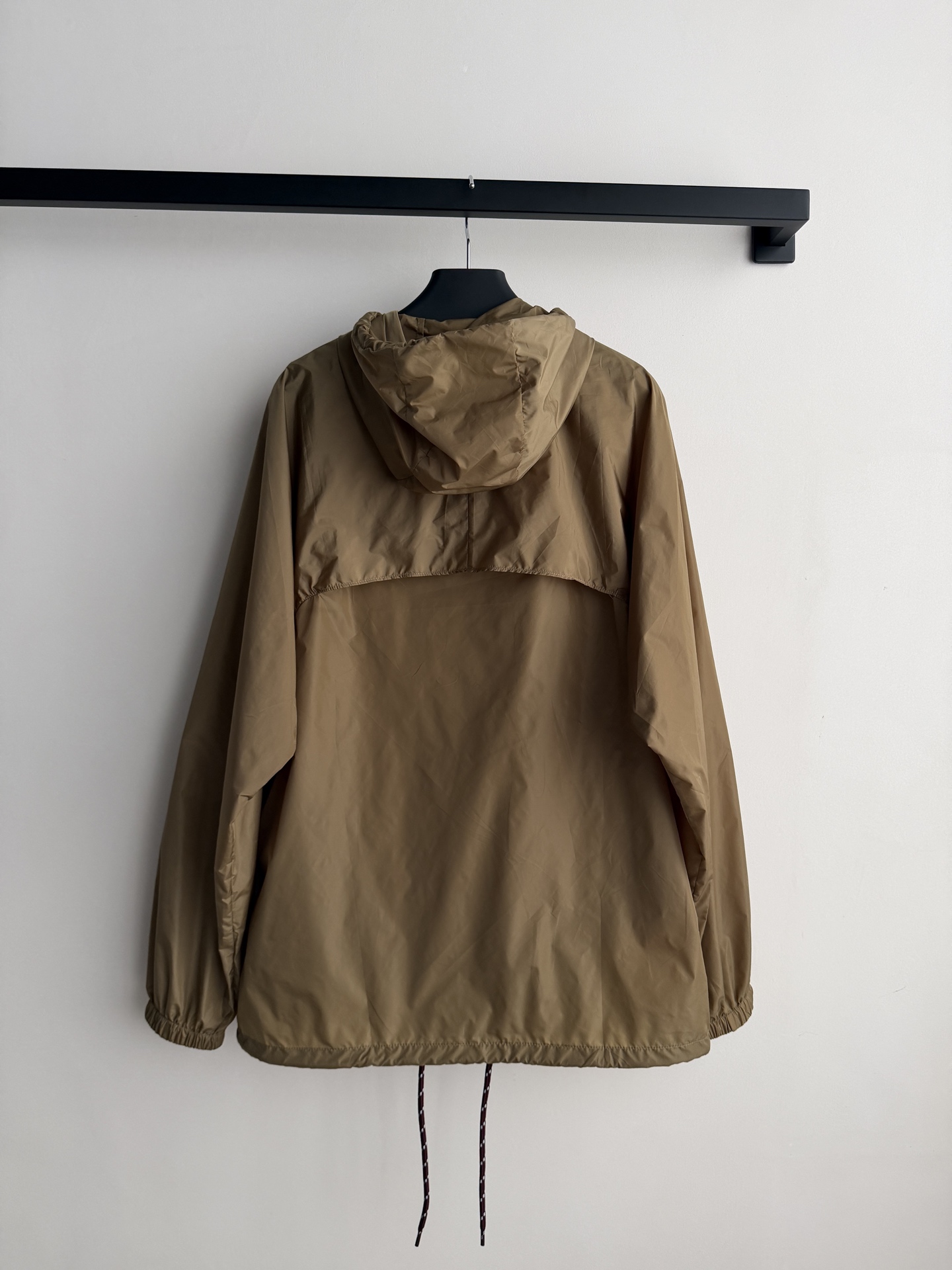 𝗣𝗿𝗮𝗱*🆕26new 撞色翻领复古尼龙棒球夹克外套 棕黄色尼龙面料轻便有光泽，酒红罗纹翻领+下摆撞色条