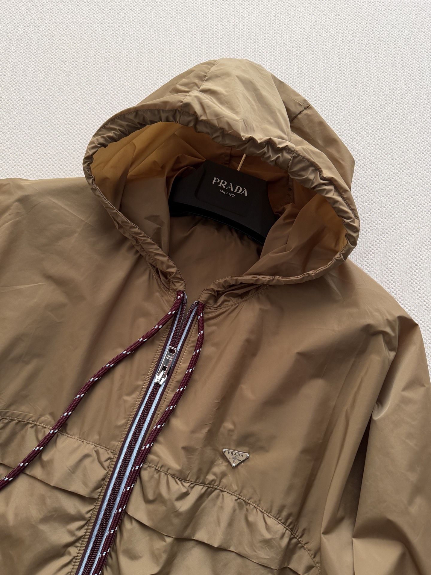 𝗣𝗿𝗮𝗱*🆕26new 撞色翻领复古尼龙棒球夹克外套 棕黄色尼龙面料轻便有光泽，酒红罗纹翻领+下摆撞色条