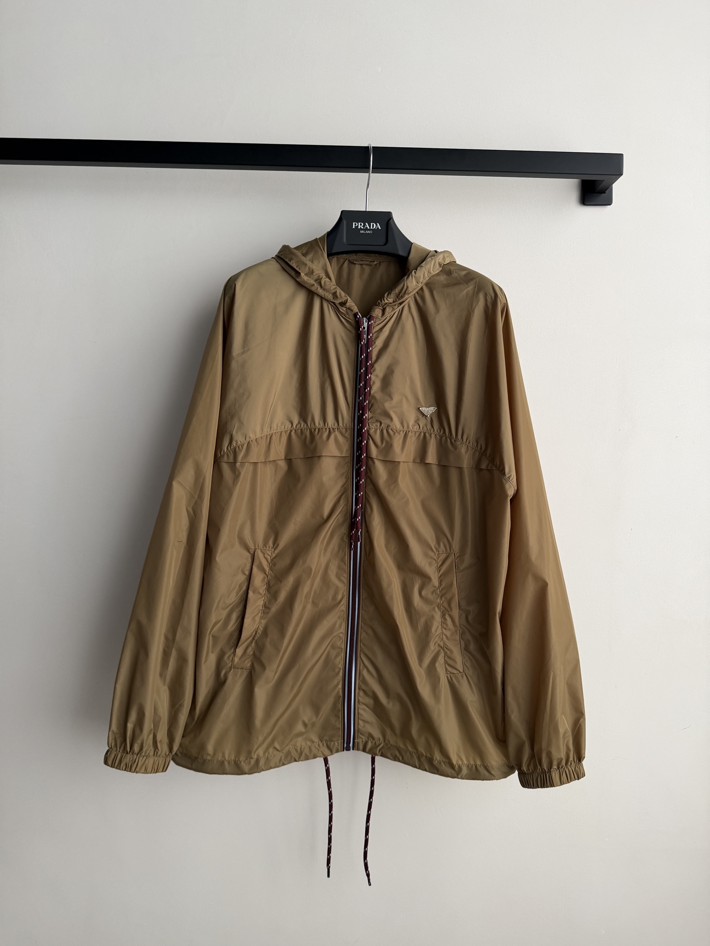 𝗣𝗿𝗮𝗱*🆕26new 撞色翻领复古尼龙棒球夹克外套 棕黄色尼龙面料轻便有光泽，酒红罗纹翻领+下摆撞色条