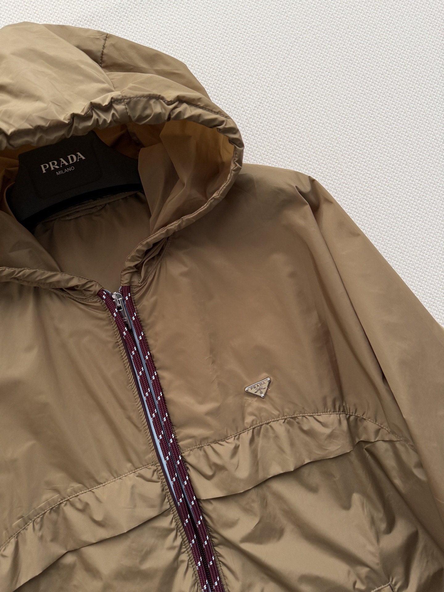 𝗣𝗿𝗮𝗱*🆕26new 撞色翻领复古尼龙棒球夹克外套 棕黄色尼龙面料轻便有光泽，酒红罗纹翻领+下摆撞色条