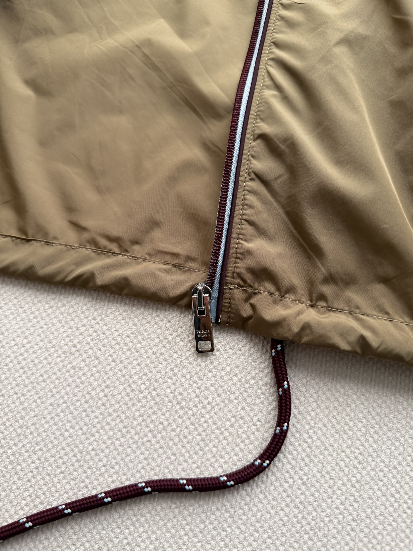 𝗣𝗿𝗮𝗱*🆕26new 撞色翻领复古尼龙棒球夹克外套 棕黄色尼龙面料轻便有光泽，酒红罗纹翻领+下摆撞色条