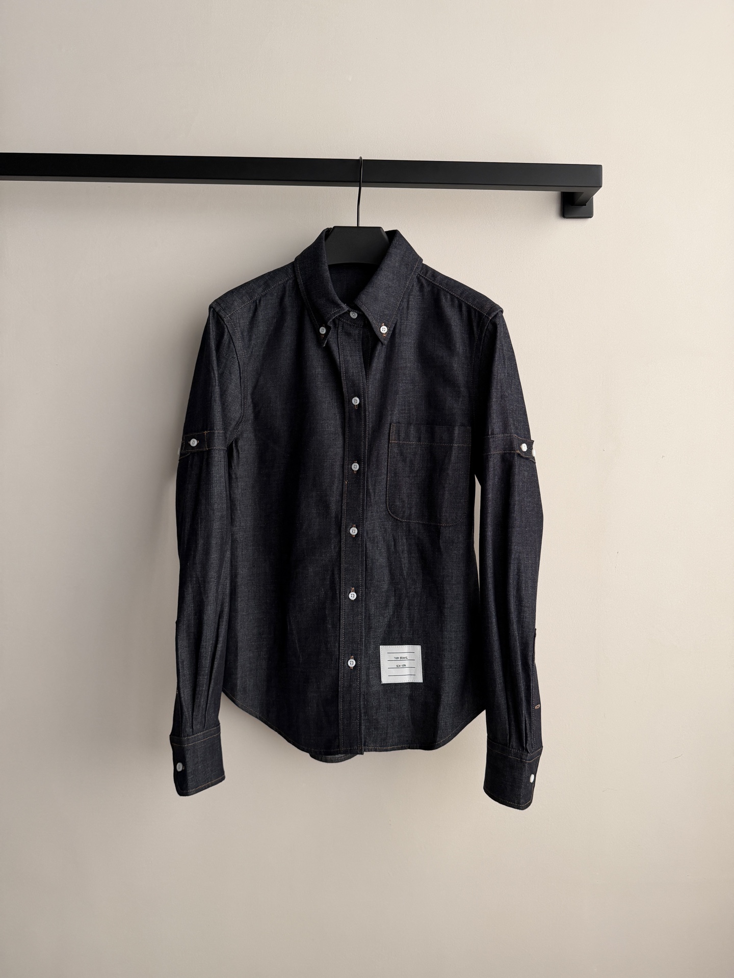 Thom brown*🆕袖筒纽扣调节袢（臂环）：双袖的纽扣袢是该款最具辨识度的设计，既可以收紧袖型打造利