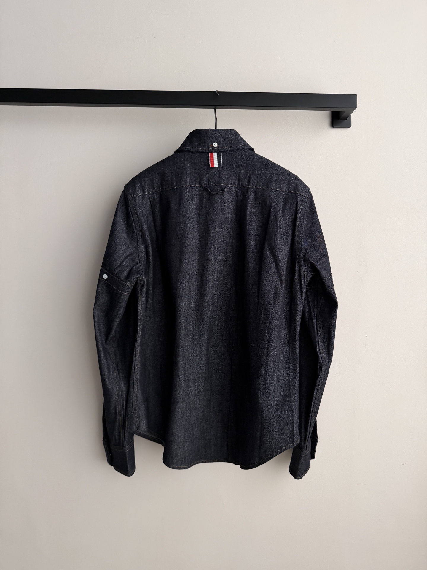 Thom brown*🆕袖筒纽扣调节袢（臂环）：双袖的纽扣袢是该款最具辨识度的设计，既可以收紧袖型打造利