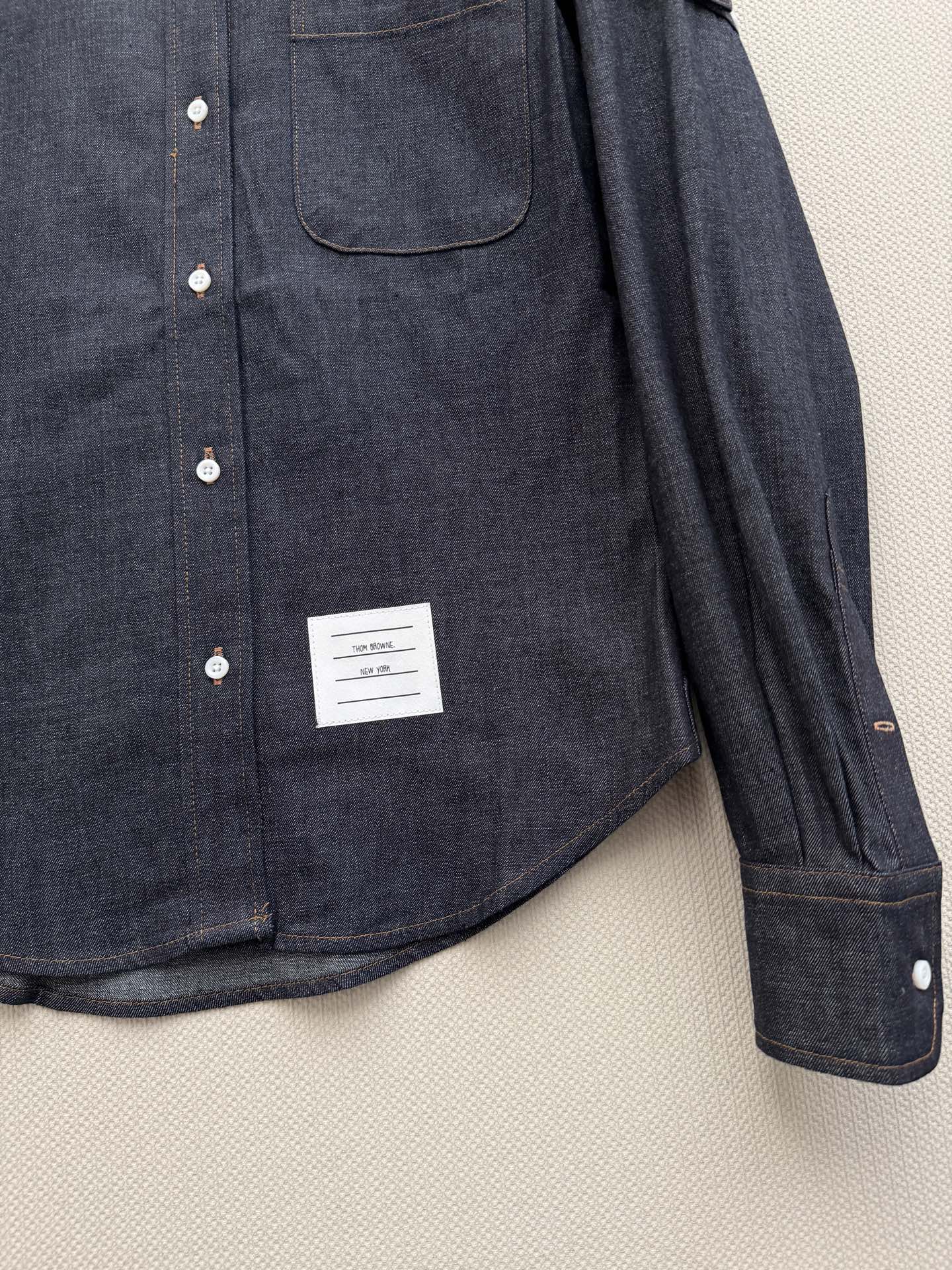 Thom brown*🆕袖筒纽扣调节袢（臂环）：双袖的纽扣袢是该款最具辨识度的设计，既可以收紧袖型打造利