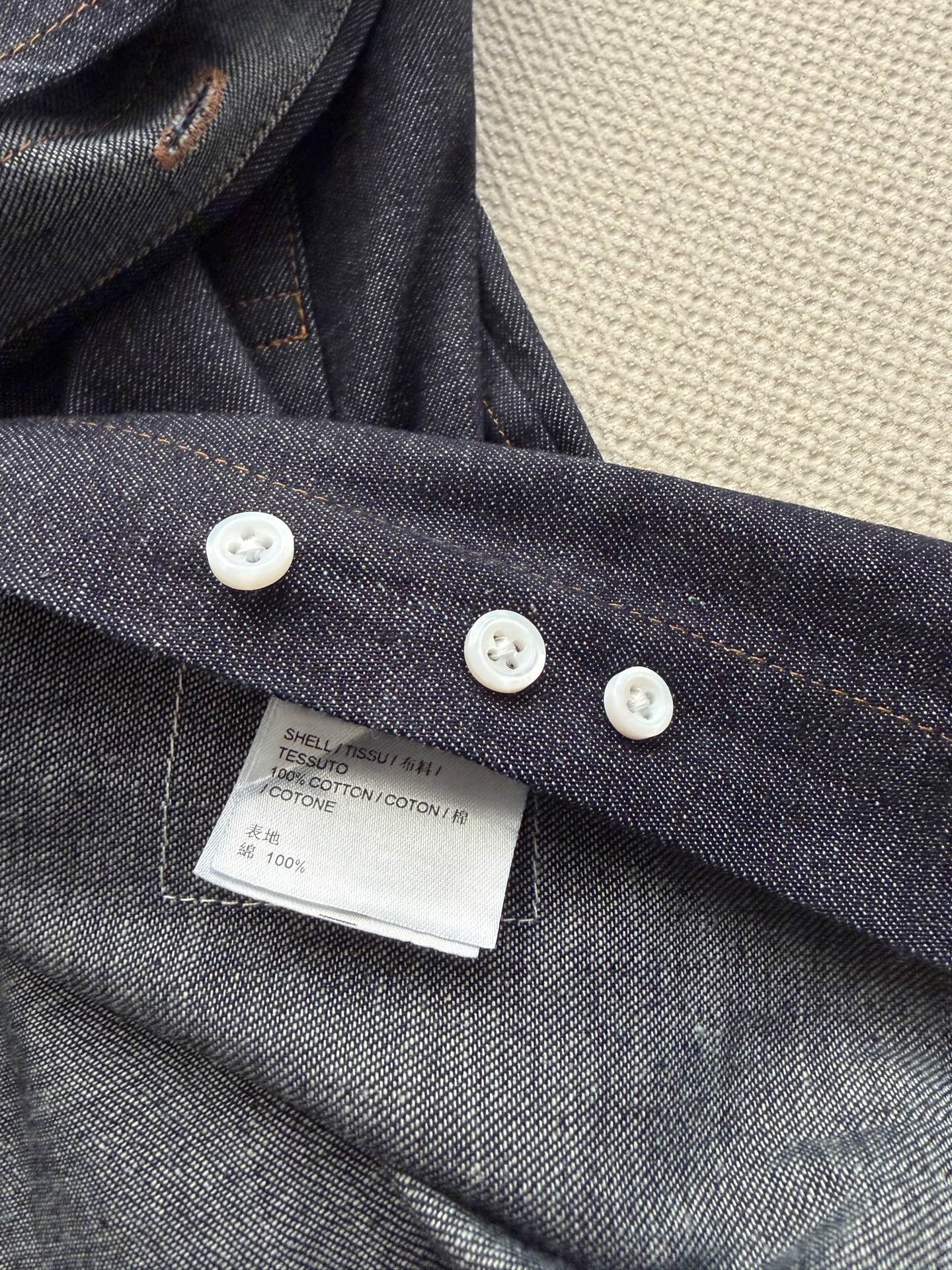 Thom brown*🆕袖筒纽扣调节袢（臂环）：双袖的纽扣袢是该款最具辨识度的设计，既可以收紧袖型打造利