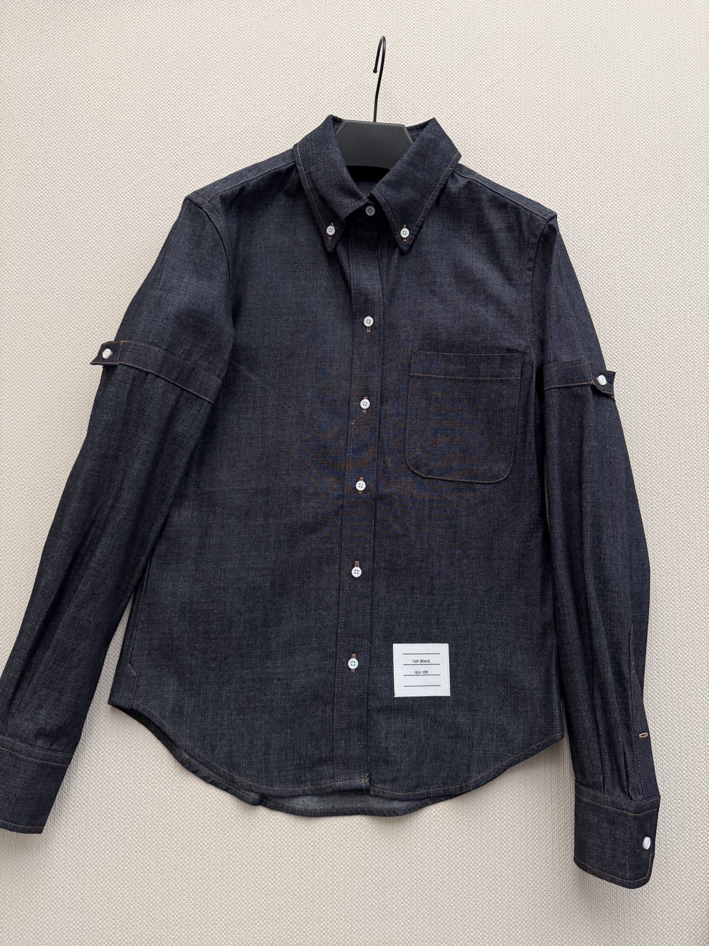 Thom brown*🆕袖筒纽扣调节袢（臂环）：双袖的纽扣袢是该款最具辨识度的设计，既可以收紧袖型打造利