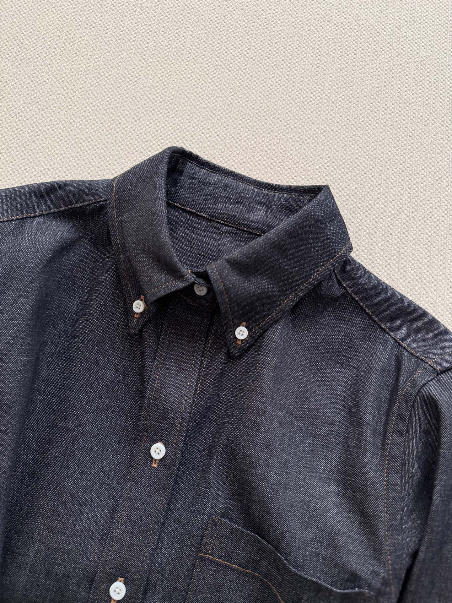 Thom brown*🆕袖筒纽扣调节袢（臂环）：双袖的纽扣袢是该款最具辨识度的设计，既可以收紧袖型打造利