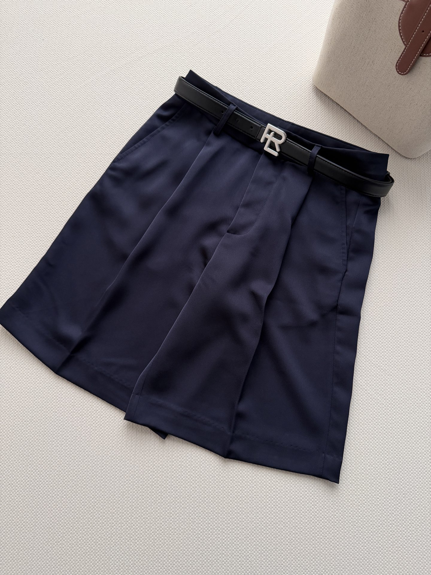 Ralph Lauren 拉夫劳伦高腰A字五分裤，经典百褶设计，面料挺括有型，垂坠感满分，不易变形✨。黑
