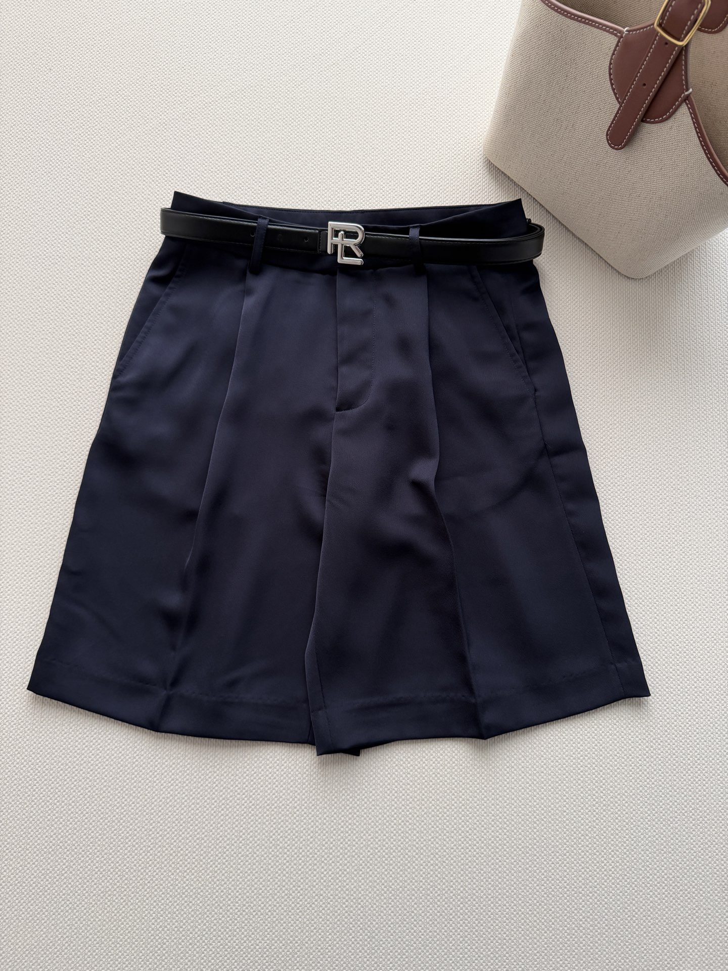 Ralph Lauren 拉夫劳伦高腰A字五分裤，经典百褶设计，面料挺括有型，垂坠感满分，不易变形✨。黑