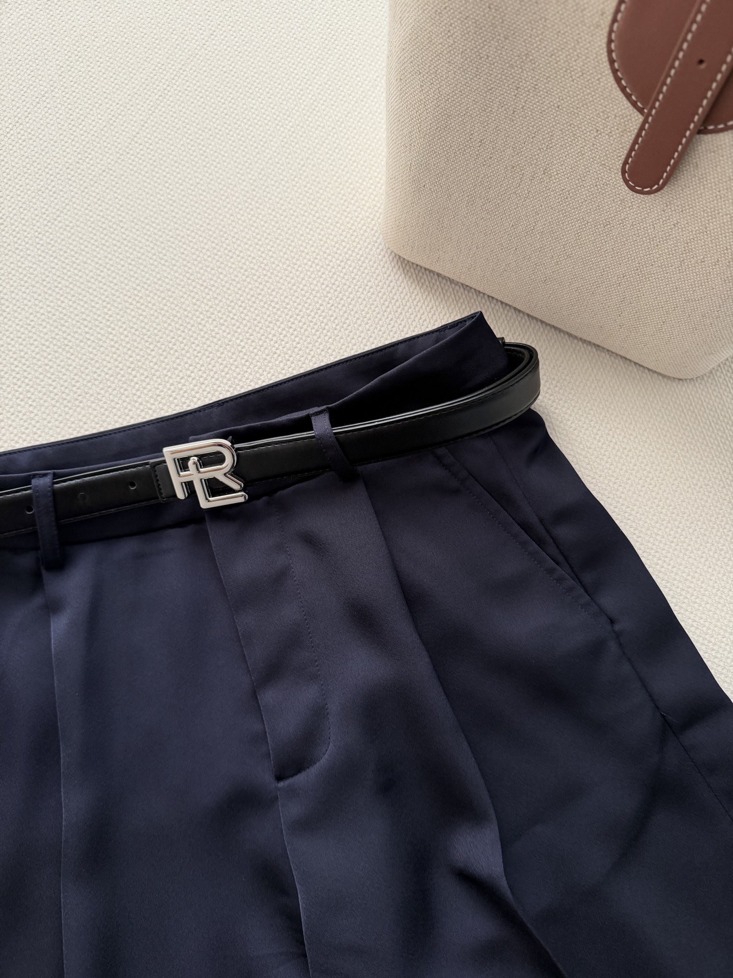 Ralph Lauren 拉夫劳伦高腰A字五分裤，经典百褶设计，面料挺括有型，垂坠感满分，不易变形✨。黑