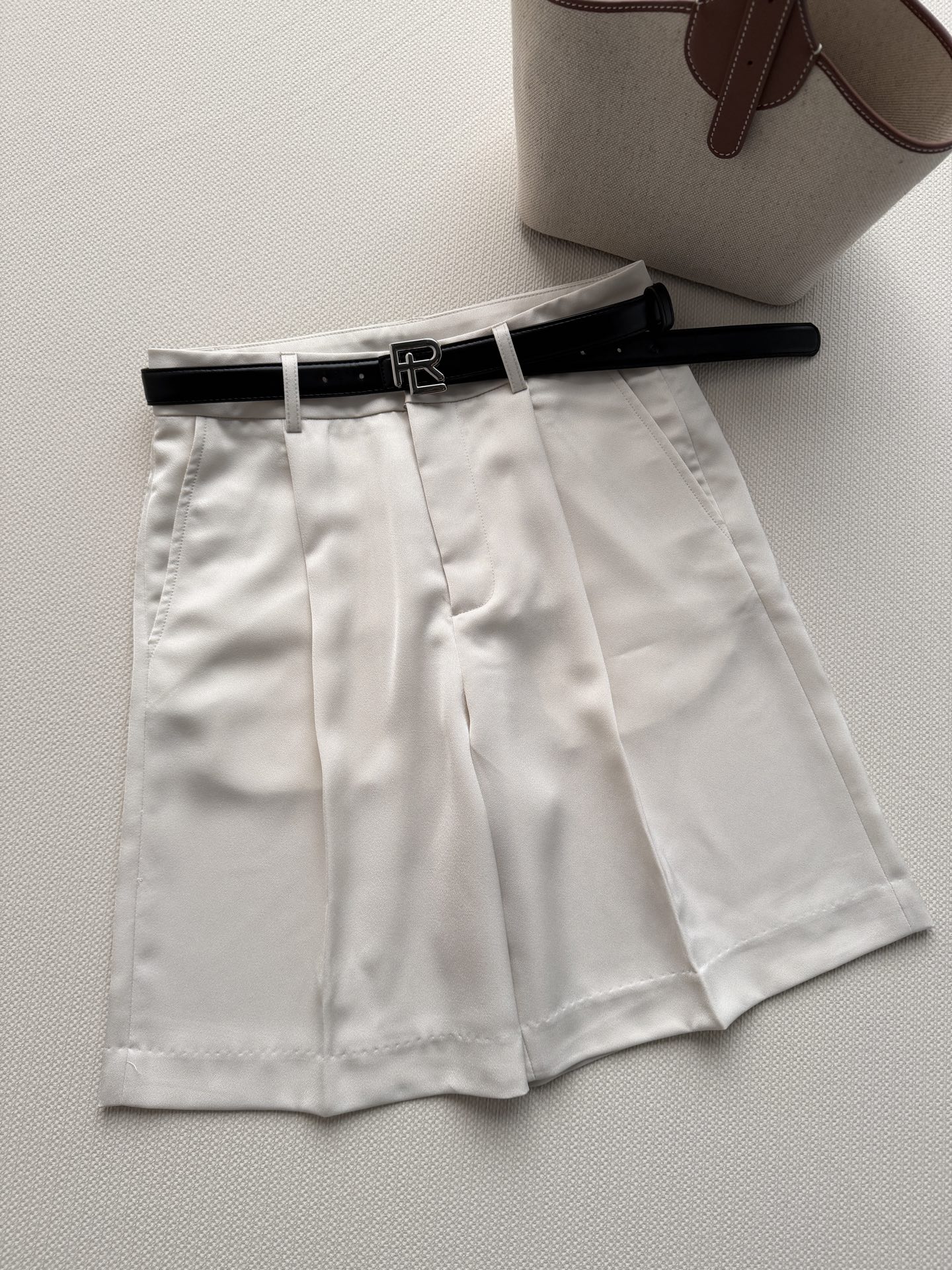 Ralph Lauren 拉夫劳伦高腰A字五分裤，经典百褶设计，面料挺括有型，垂坠感满分，不易变形✨。黑
