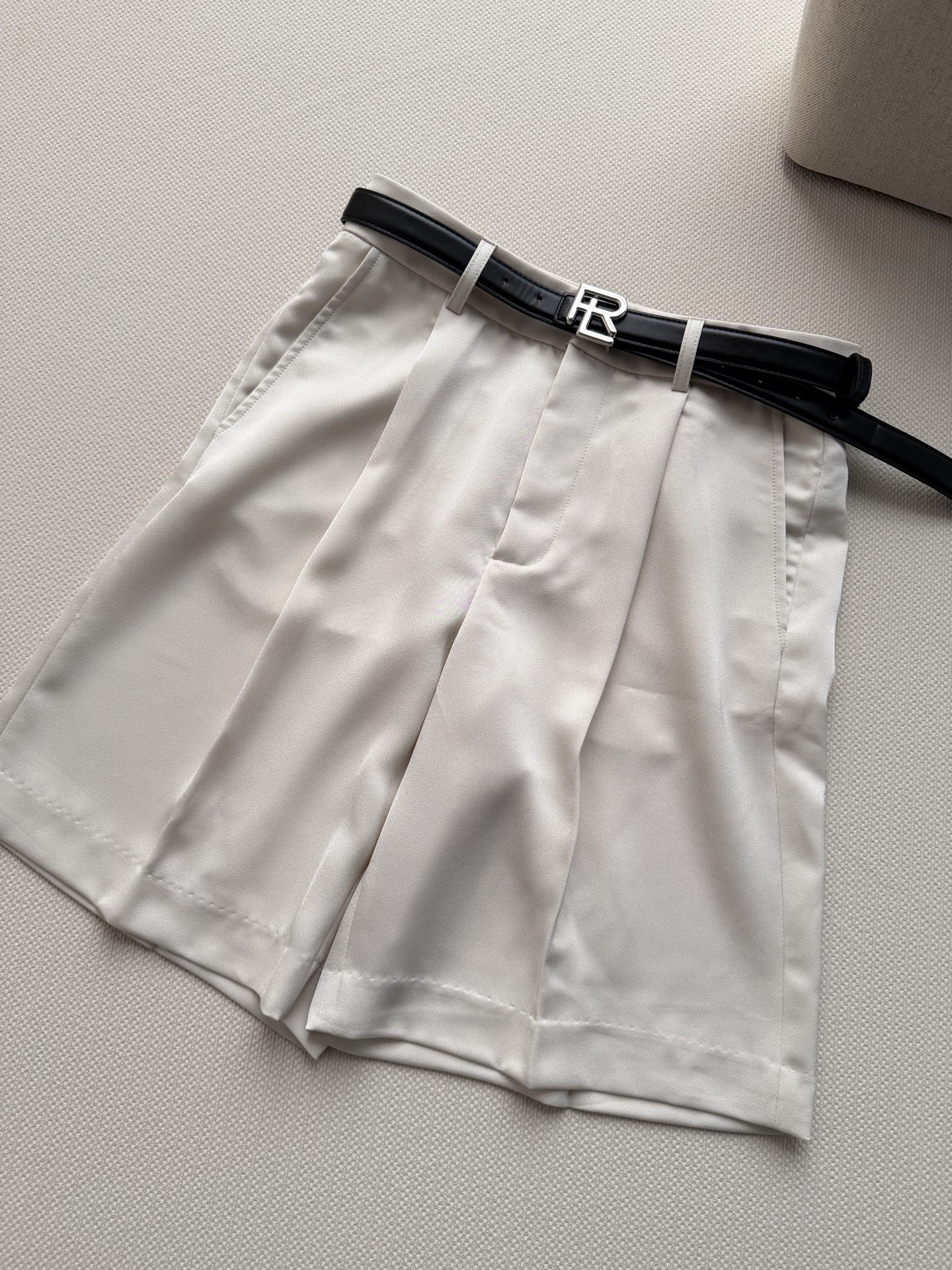 Ralph Lauren 拉夫劳伦高腰A字五分裤，经典百褶设计，面料挺括有型，垂坠感满分，不易变形✨。黑