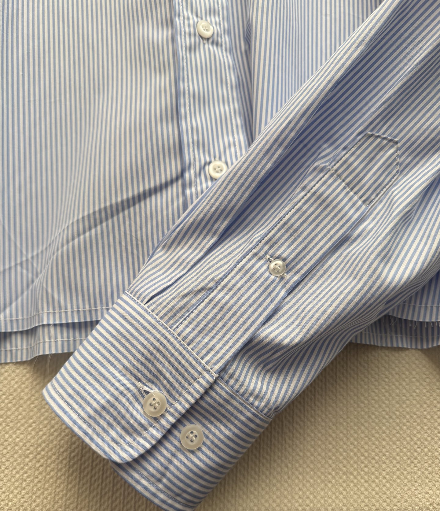 Miumi*26Ss春夏新款条纹衬衫丨⚠独家yb开发！顶级高版出品！以经典蓝白竖条纹唤醒春日元气。宽松短