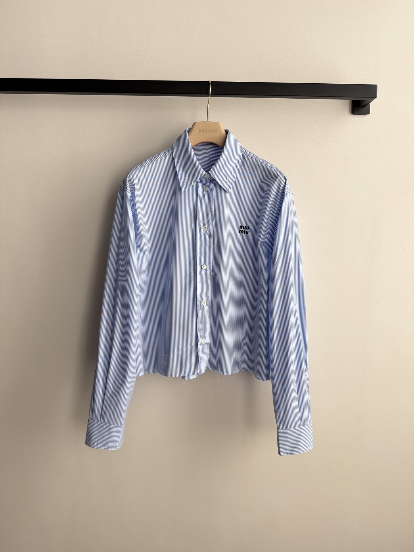 Miumi*26Ss春夏新款条纹衬衫丨⚠独家yb开发！顶级高版出品！以经典蓝白竖条纹唤醒春日元气。宽松短