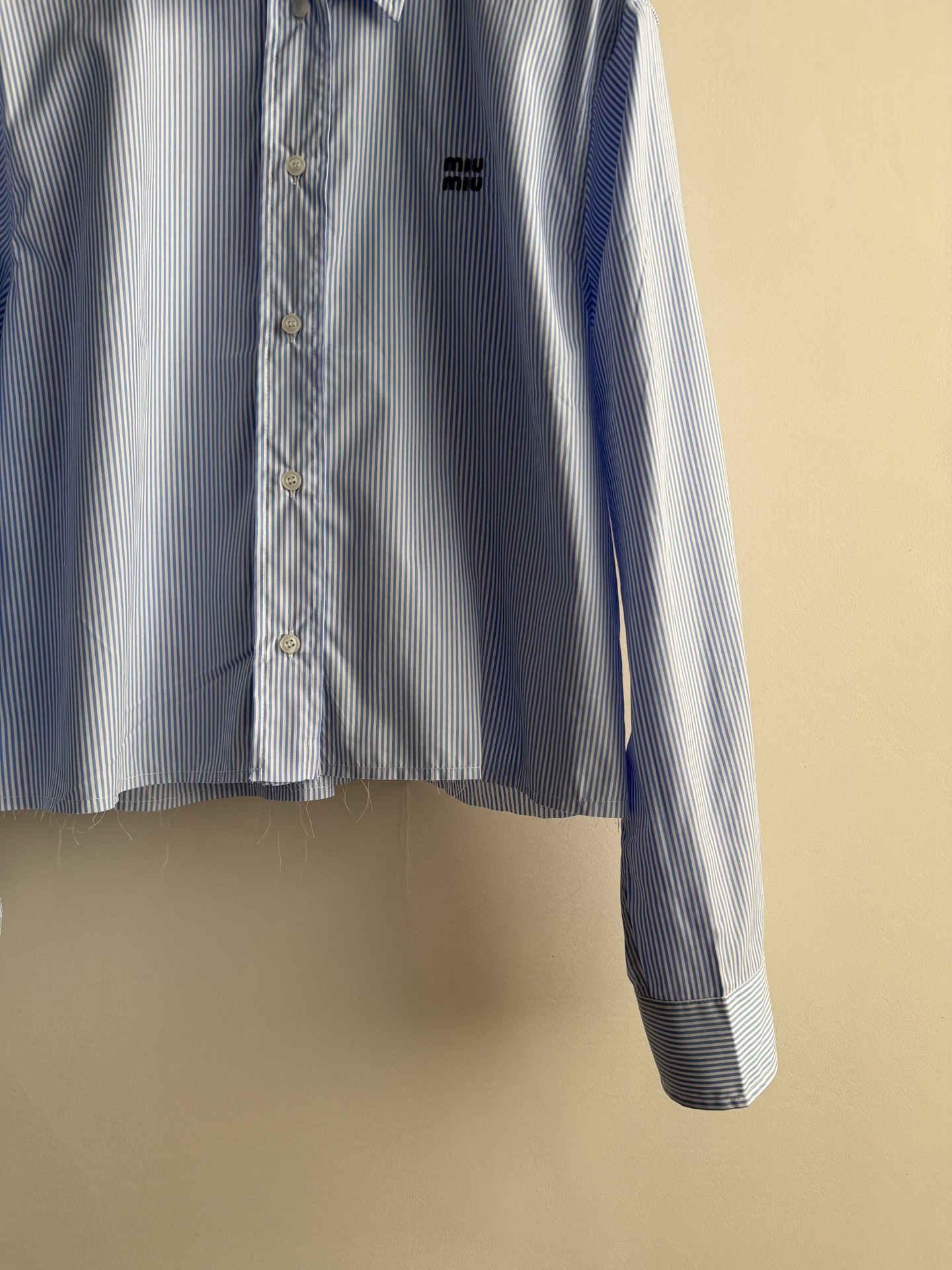 Miumi*26Ss春夏新款条纹衬衫丨⚠独家yb开发！顶级高版出品！以经典蓝白竖条纹唤醒春日元气。宽松短