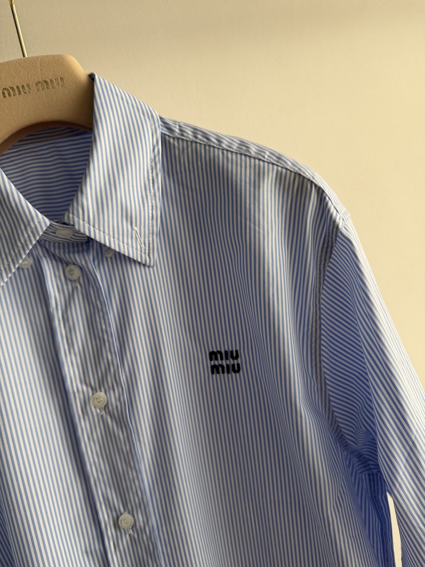 Miumi*26Ss春夏新款条纹衬衫丨⚠独家yb开发！顶级高版出品！以经典蓝白竖条纹唤醒春日元气。宽松短