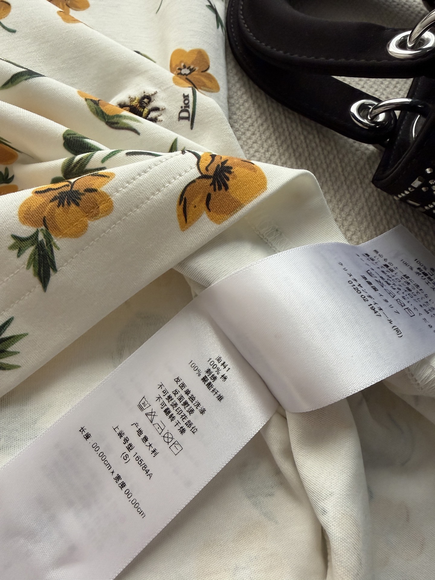 Dio*🆕2026早春系列碎花圆领短袖T恤，白色底配黄色小花，清新又减龄，春夏穿超合适！面料轻薄透气，宽
