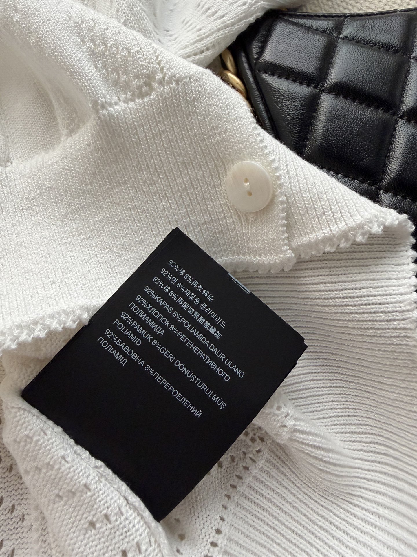 Prada🆕26s夏季新款白色针织开衫，采用轻薄透气针织面料，镂空花纹设计超有层次感✨。短袖+圆领+珍珠