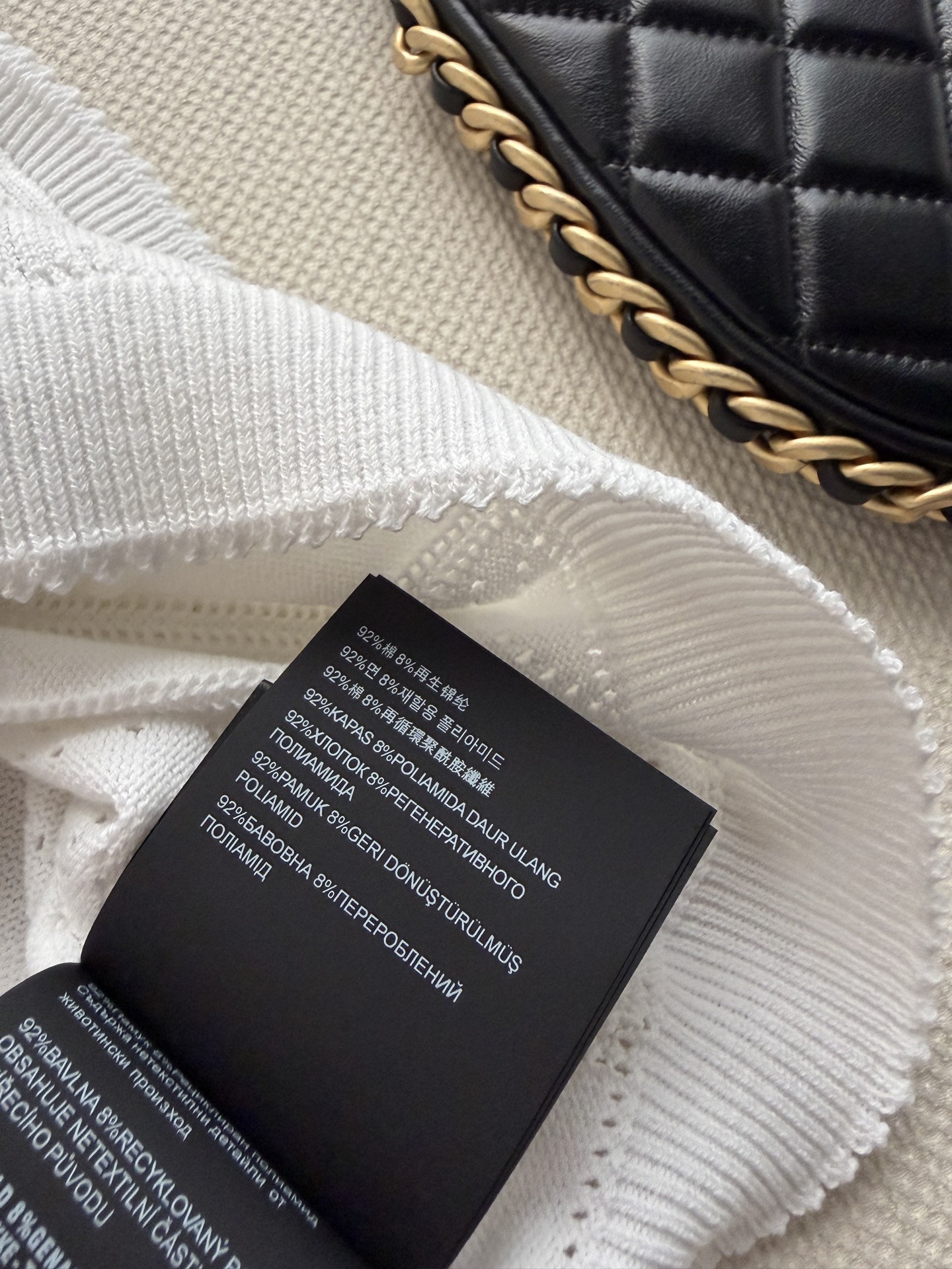 Prada🆕26s夏季新款白色针织吊带，采用轻薄透气针织面料，镂空花纹设计超有层次感✨。简约优雅又不失细