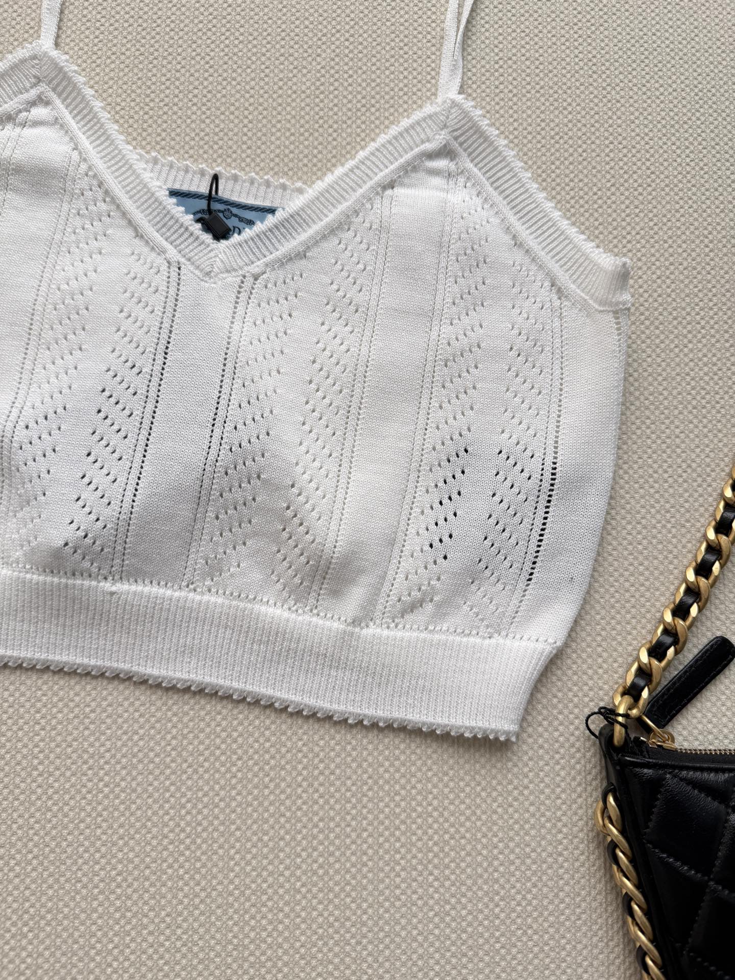 Prada🆕26s夏季新款白色针织吊带，采用轻薄透气针织面料，镂空花纹设计超有层次感✨。简约优雅又不失细