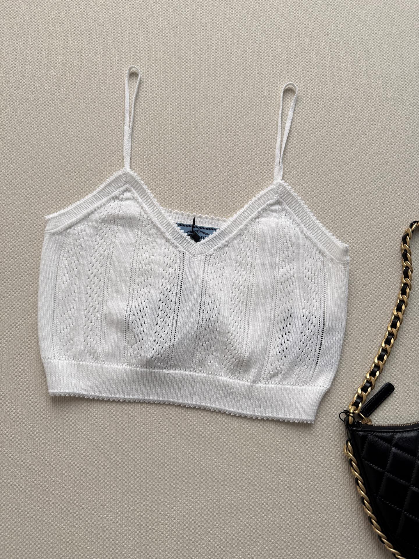 Prada🆕26s夏季新款白色针织吊带，采用轻薄透气针织面料，镂空花纹设计超有层次感✨。简约优雅又不失细
