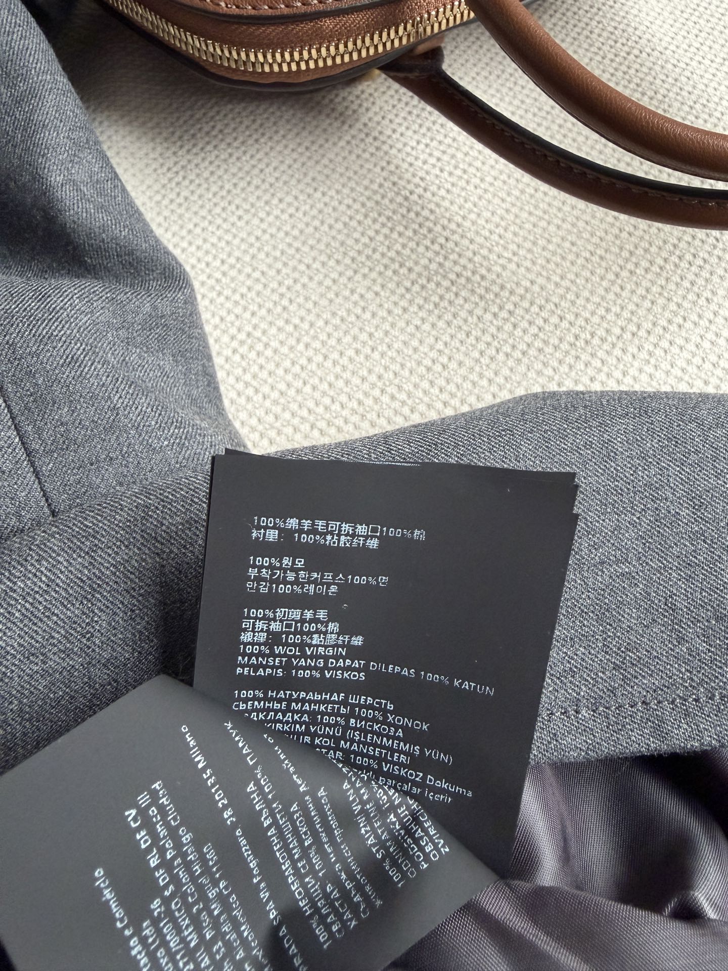 Miu Mi*🆕 独有的“叛逆优雅”。挺括毛呢面料自带高级肌理，长款大衣、内搭针织皆出彩，春夏单穿亦透出