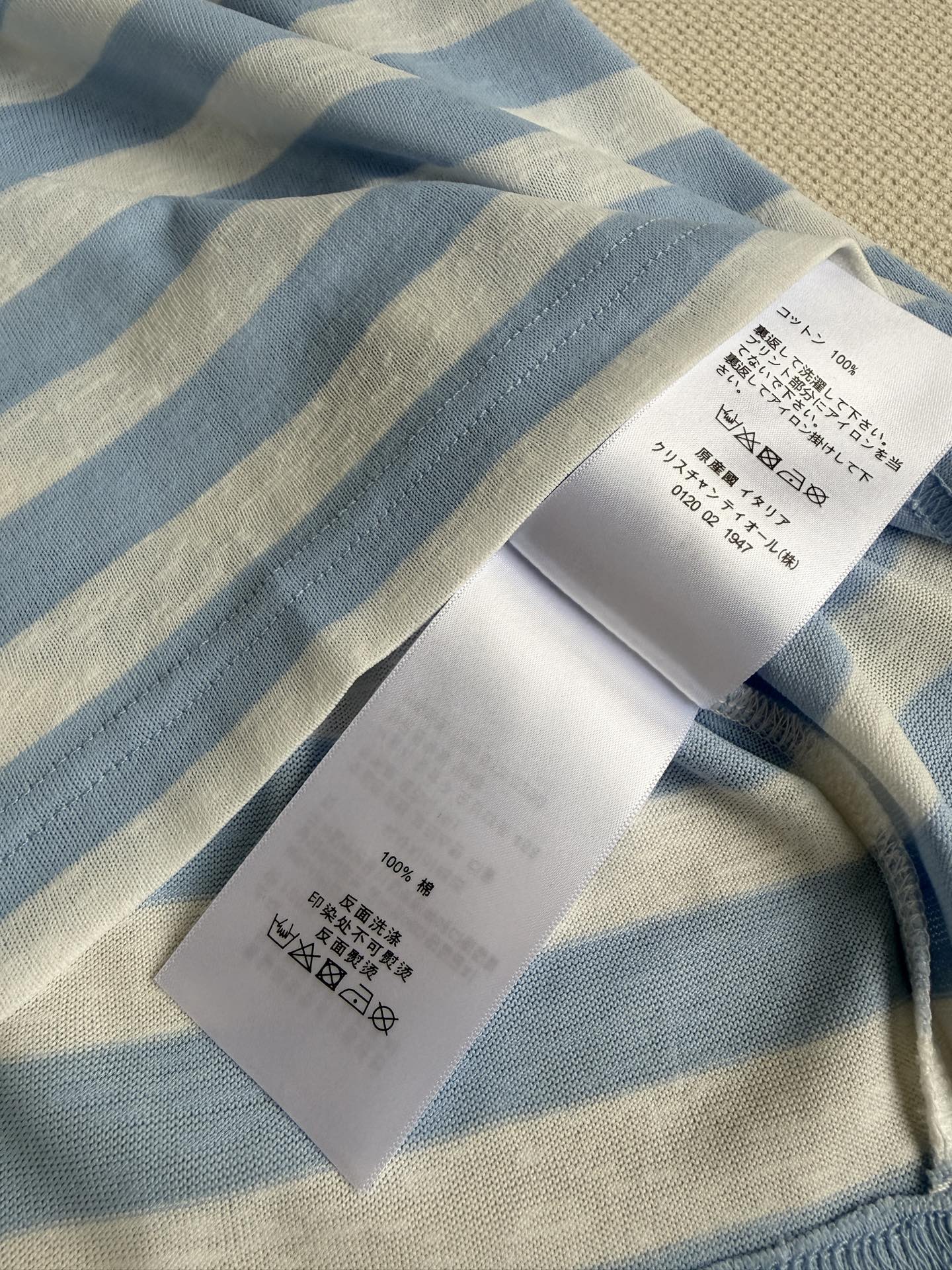 拉夫劳伦蓝白条小马T：夏日的蓝白情书💌，颜色自带清爽感，经典小马刺绣细节感拉满，定位刺绣的经典logo很