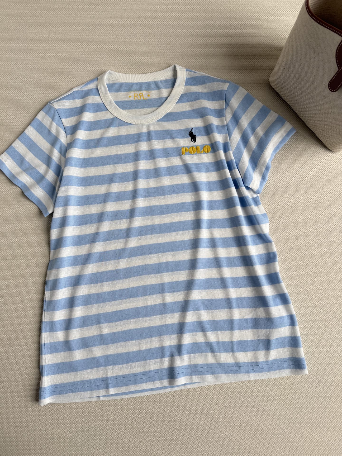 拉夫劳伦蓝白条小马T：夏日的蓝白情书💌，颜色自带清爽感，经典小马刺绣细节感拉满，定位刺绣的经典logo很
