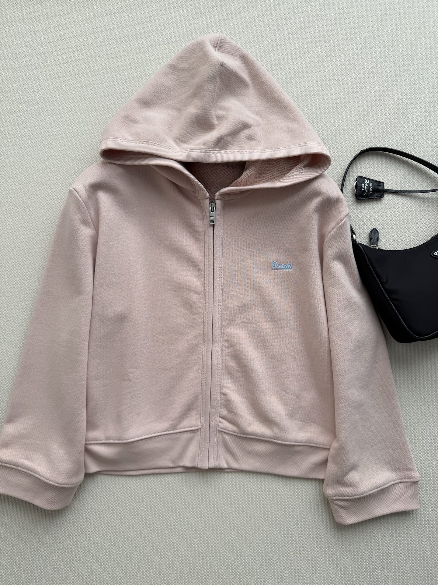 Prad*🆕26年新款复古短卫衣外套 甜酷松弛感 蓝色pd刺绣 搭配工裤穿搭太绝了✨浅粉连帽衫+ bab
