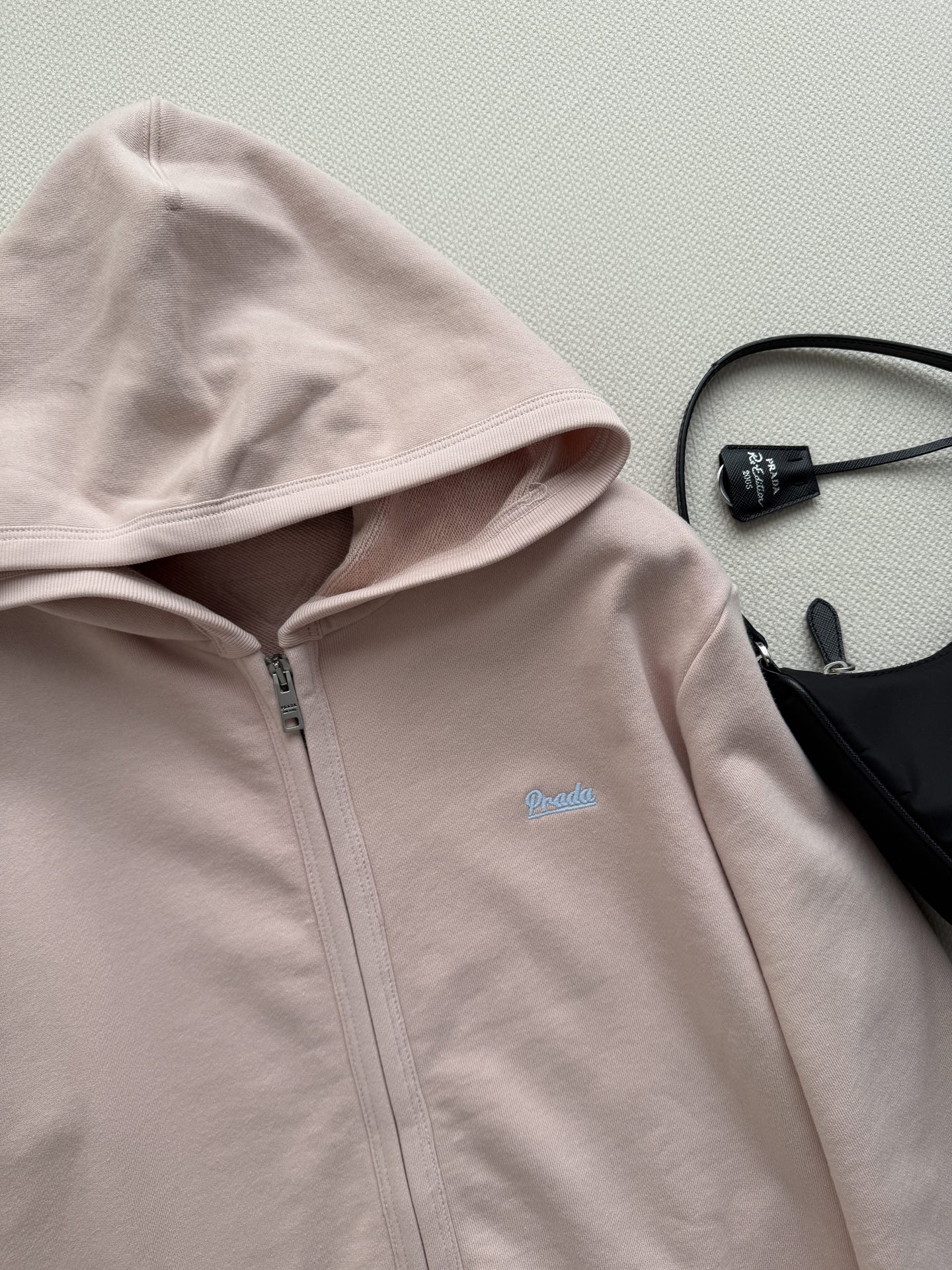 Prad*🆕26年新款复古短卫衣外套 甜酷松弛感 蓝色pd刺绣 搭配工裤穿搭太绝了✨浅粉连帽衫+ bab