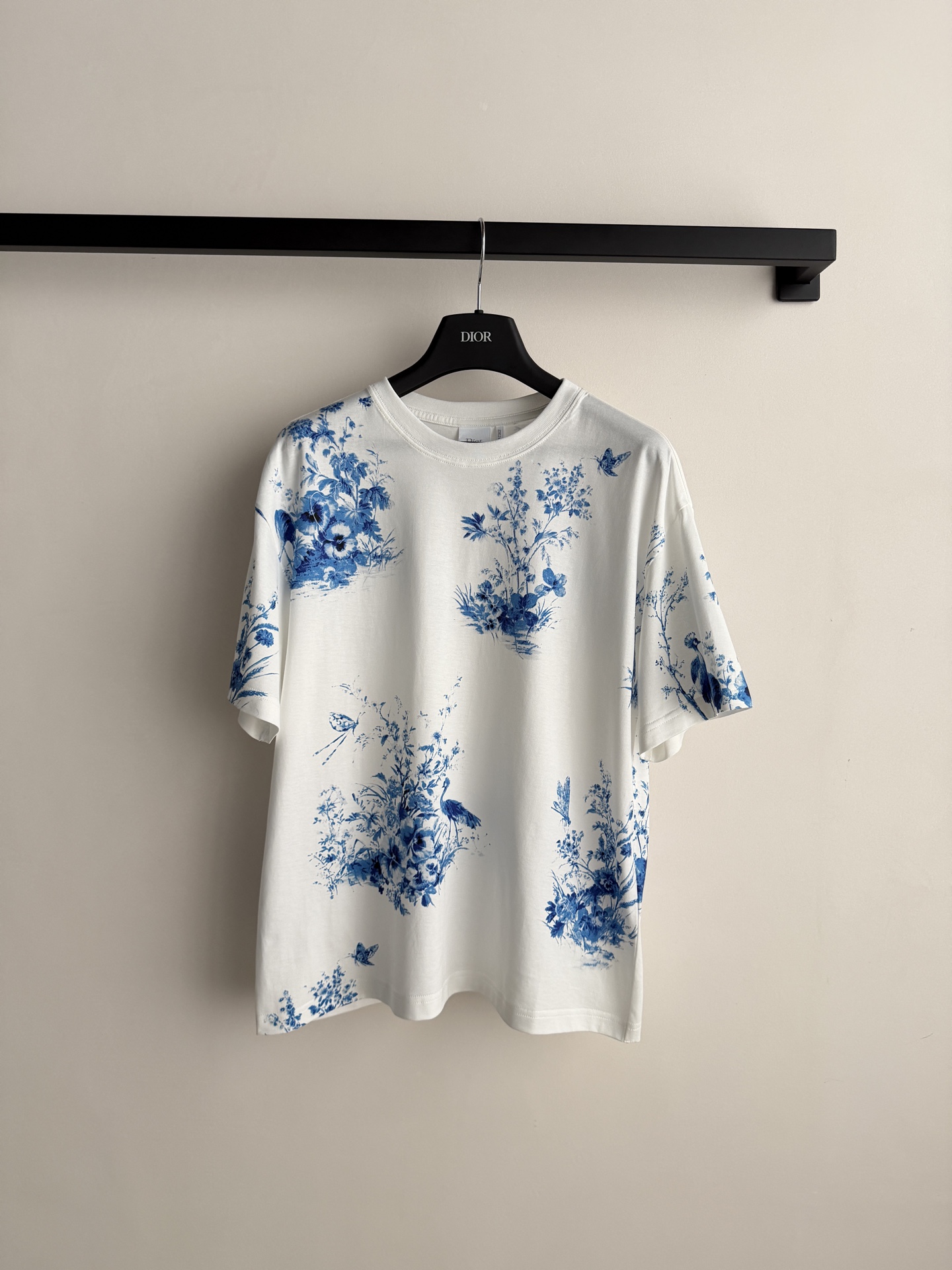 Dio*🆕这款 T 恤来自 Dioriviera 限定系列，突显白色底色海军蓝色 Floral Gard