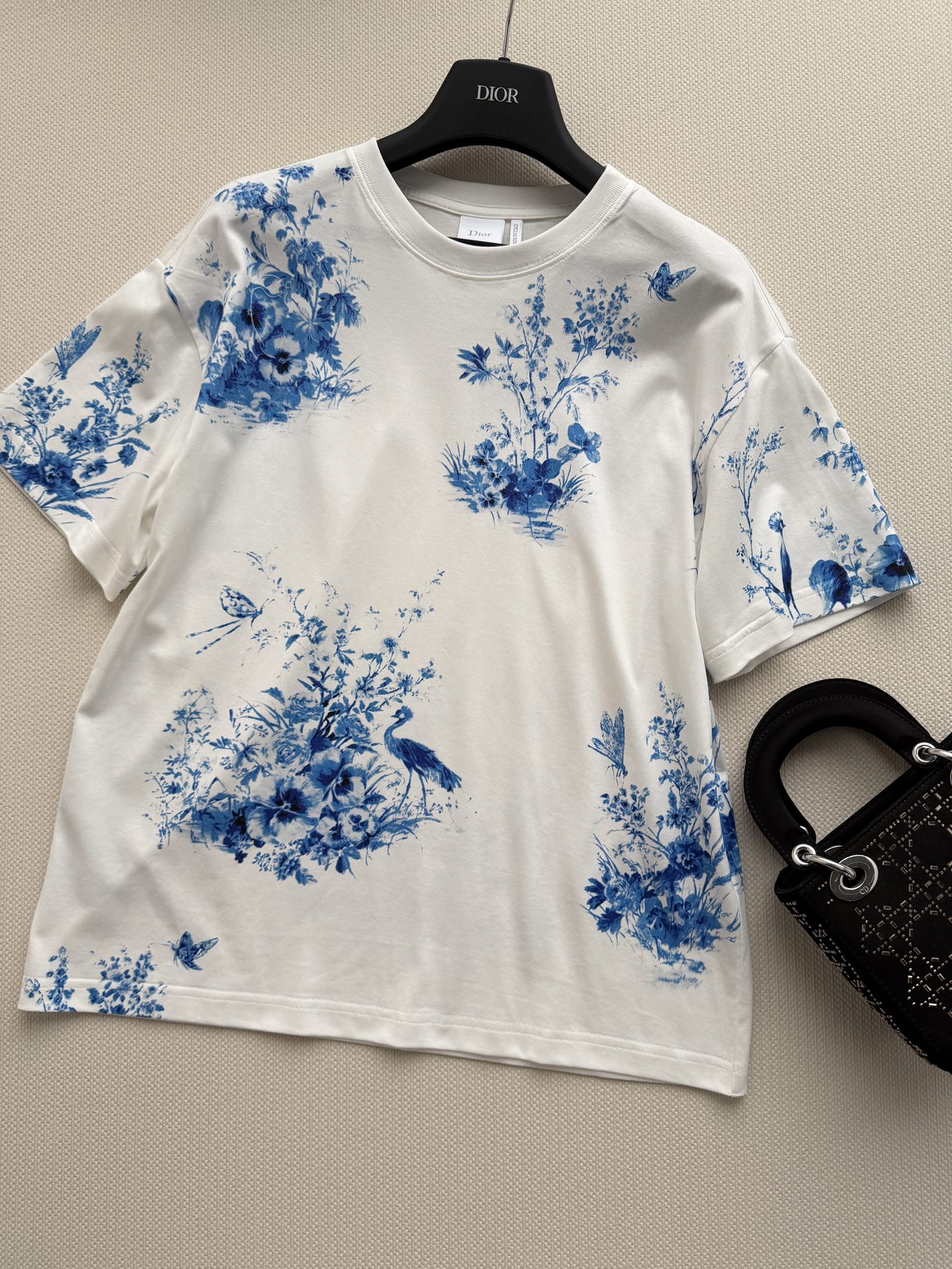 Dio*🆕这款 T 恤来自 Dioriviera 限定系列，突显白色底色海军蓝色 Floral Gard