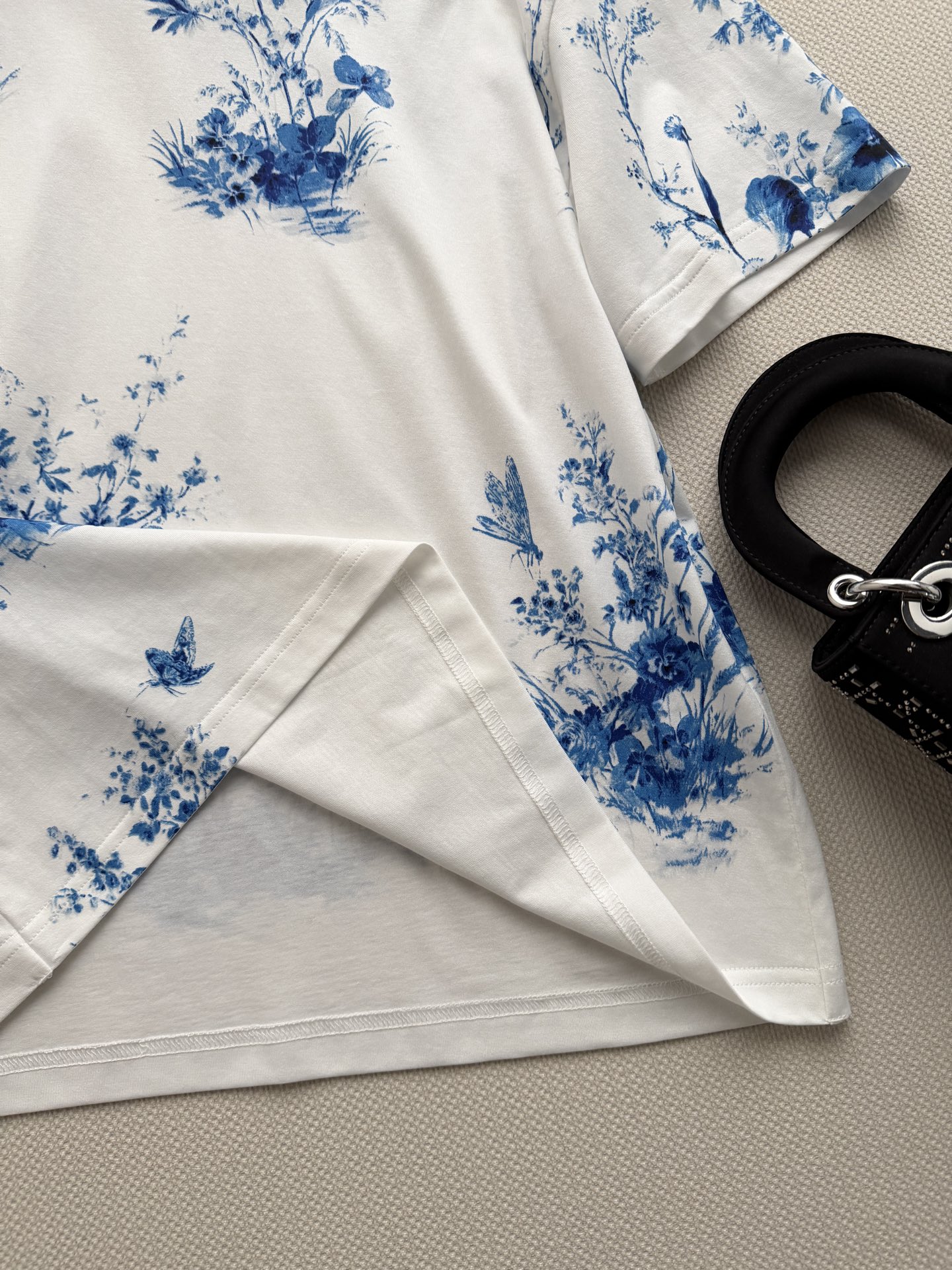 Dio*🆕这款 T 恤来自 Dioriviera 限定系列，突显白色底色海军蓝色 Floral Gard